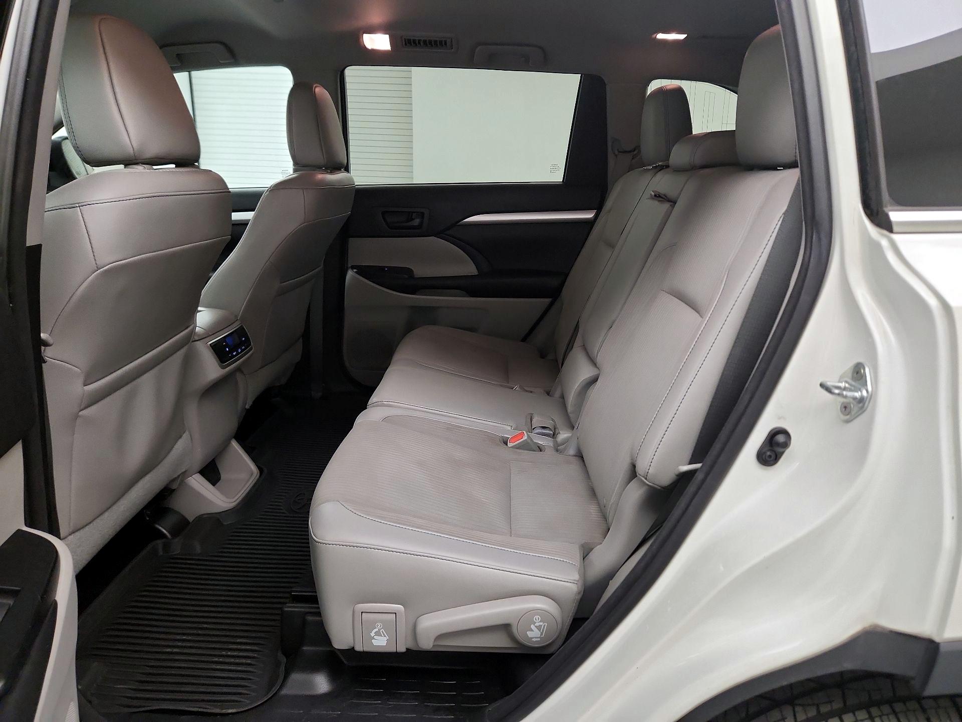 Thumbnail: 2016 Toyota Highlander - 17