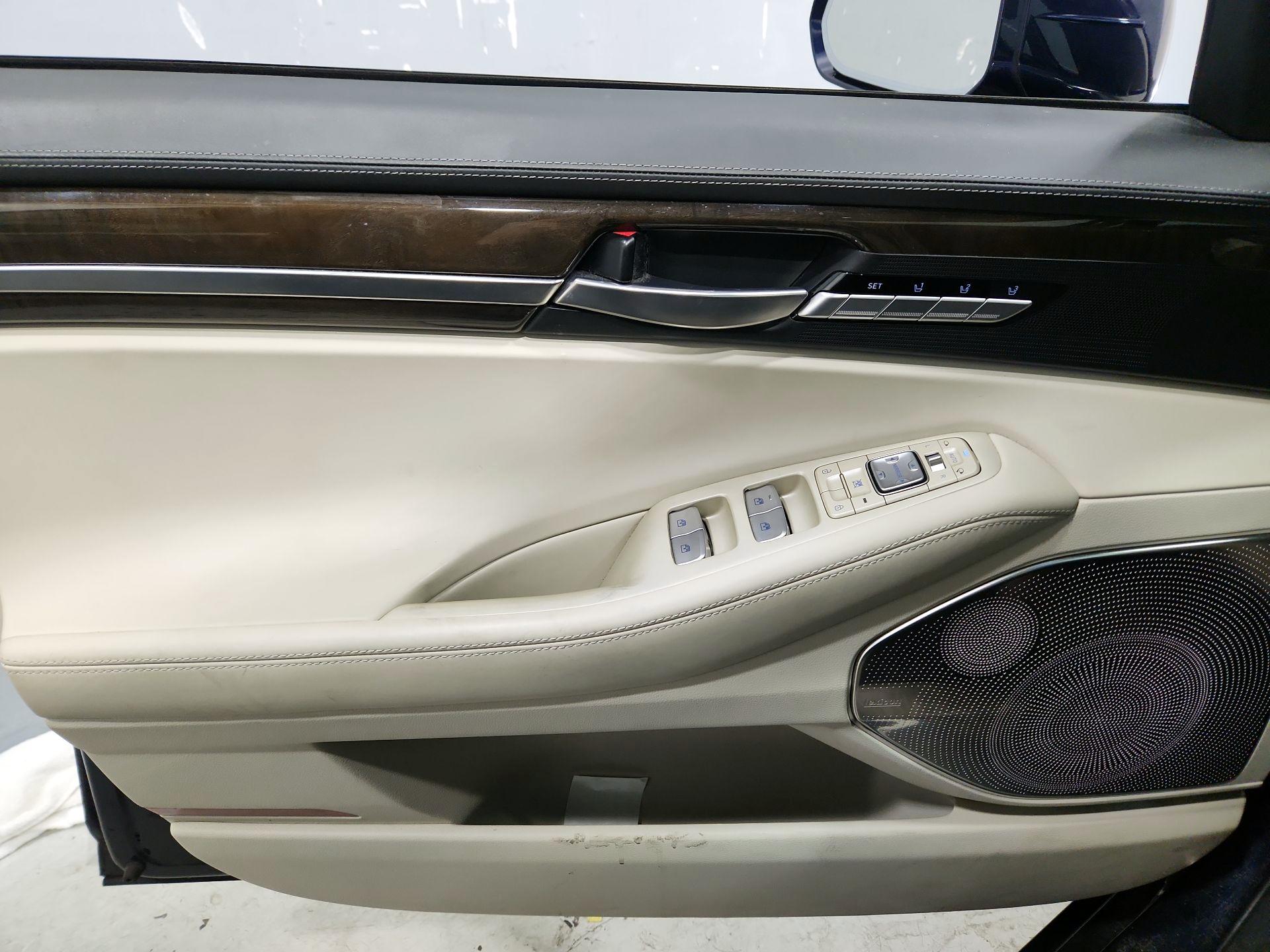 Thumbnail: 2019 Genesis G90 - 12