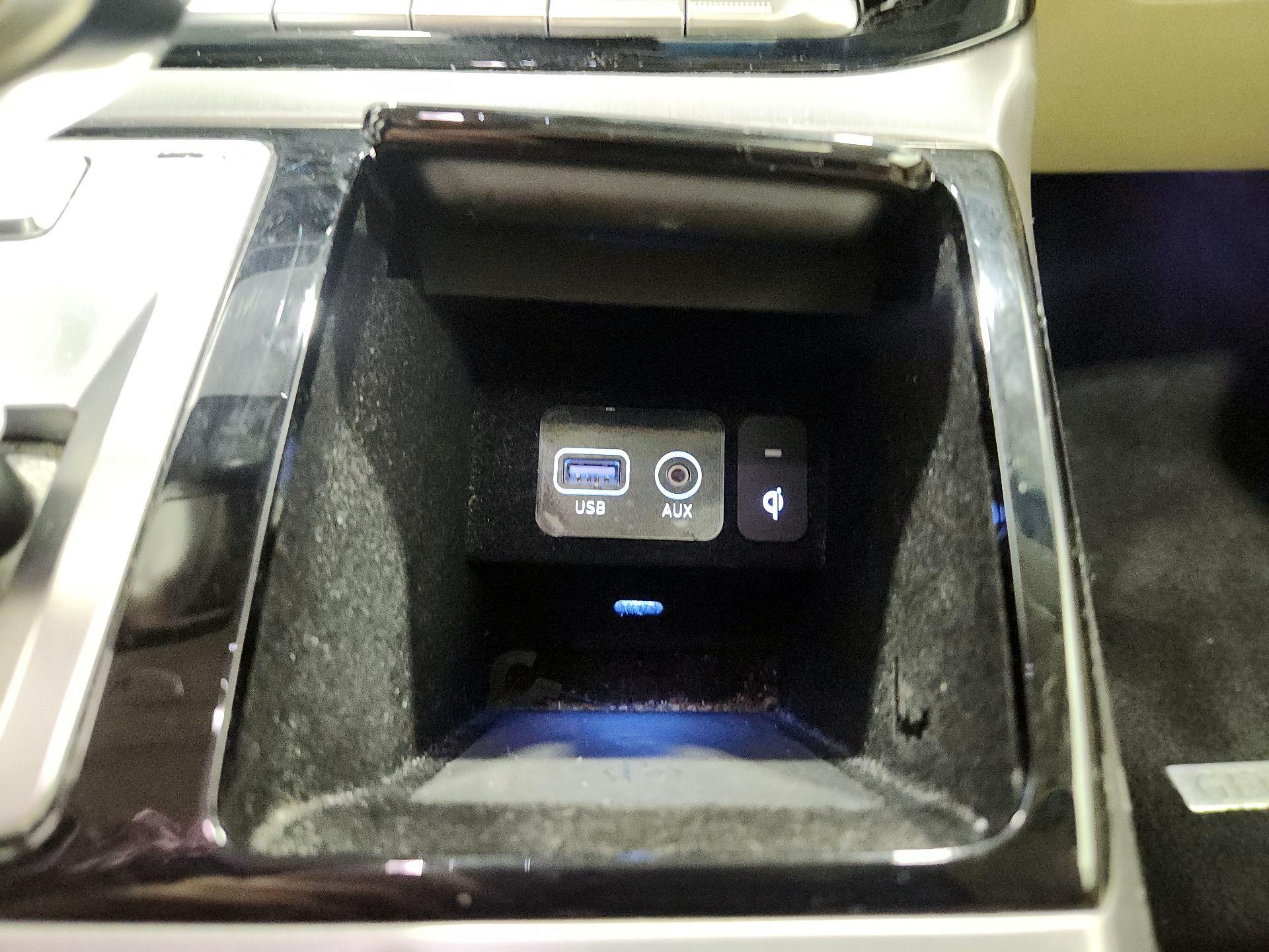 Thumbnail: 2019 Genesis G90 - 19