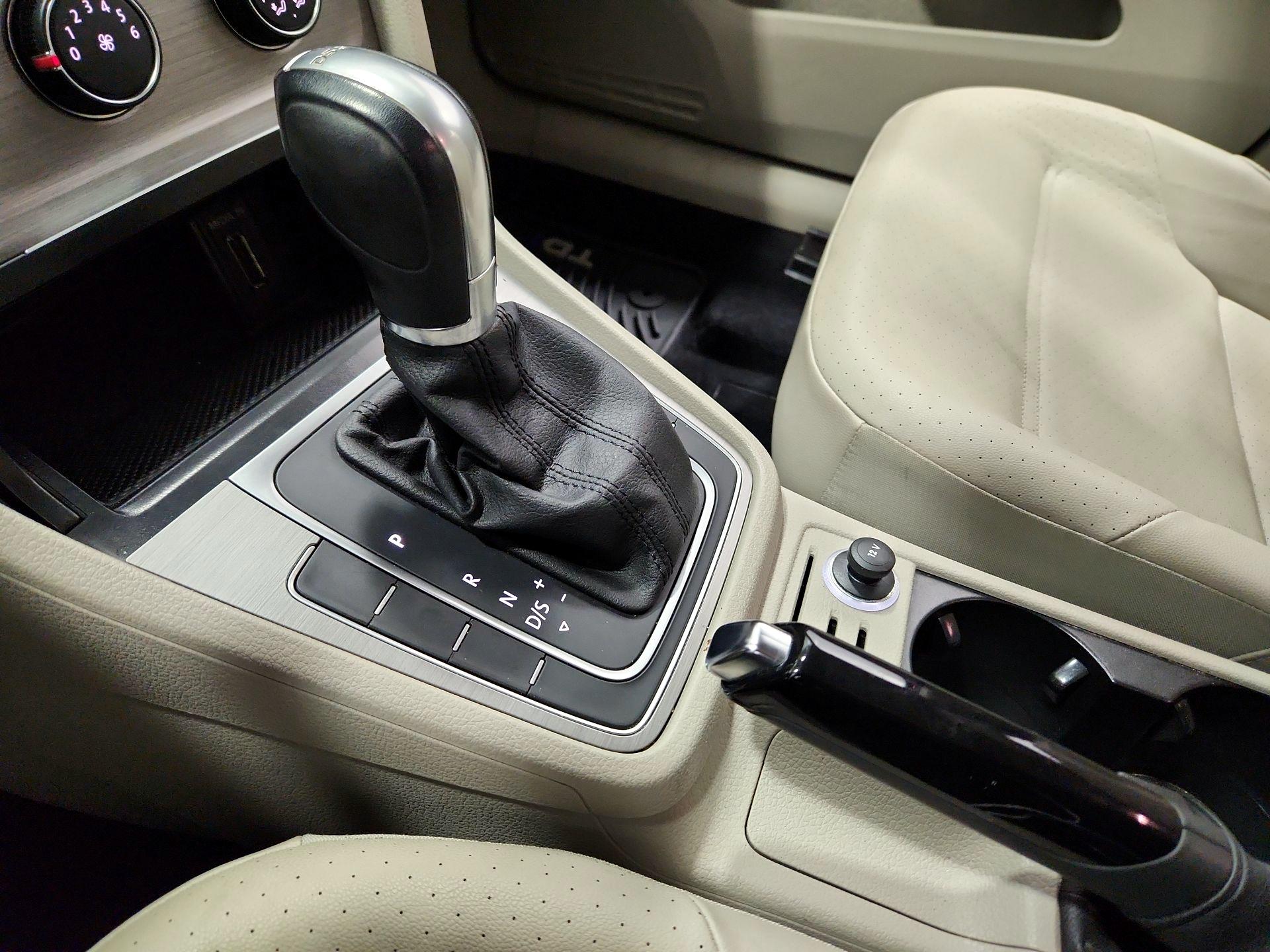 Thumbnail: 2015 Volkswagen Golf - 16