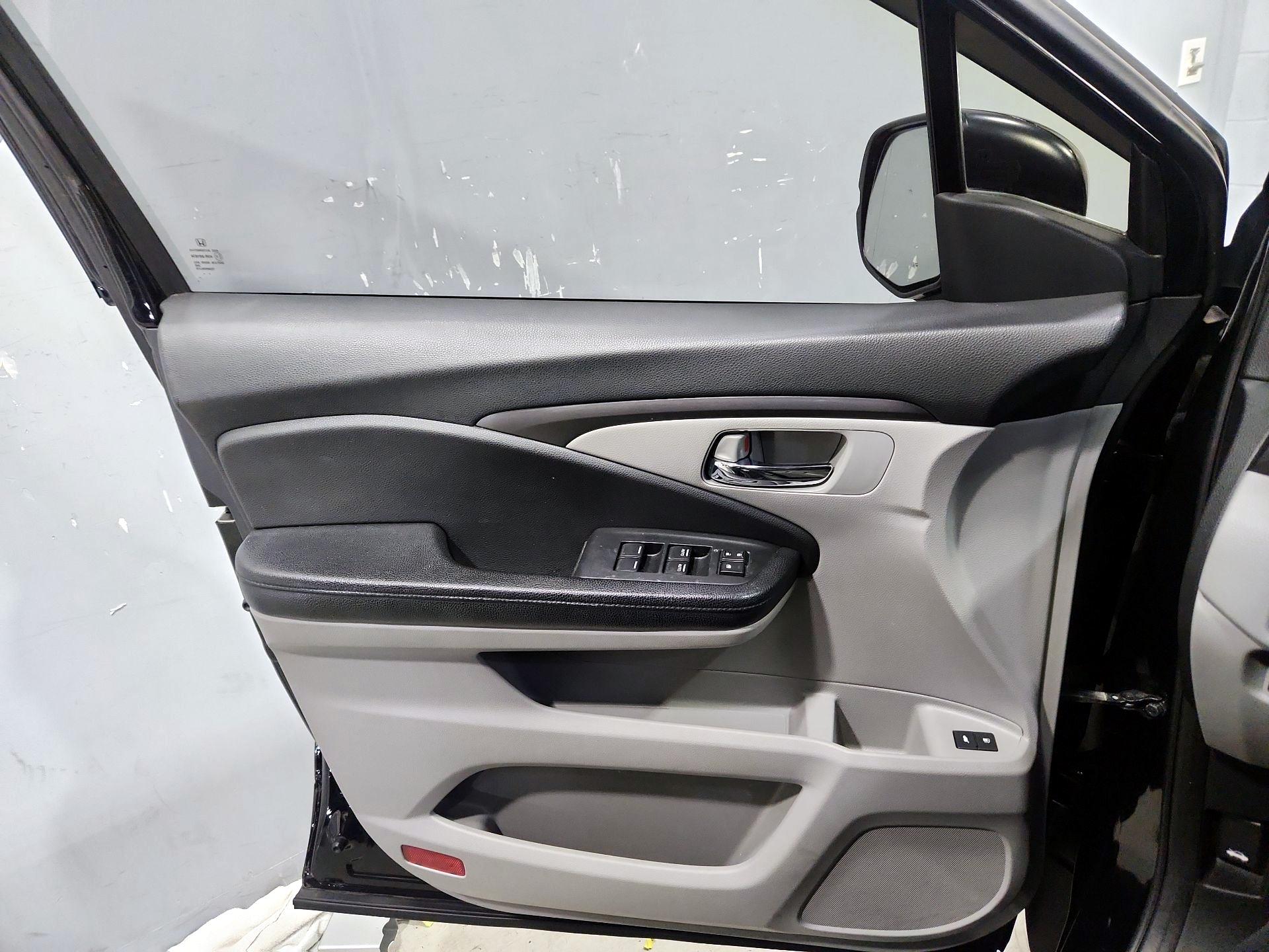 Thumbnail: 2016 Honda Pilot - 12