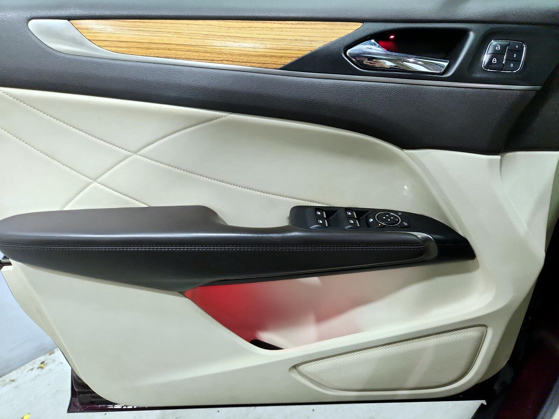 Thumbnail: 2016 Lincoln MKC - 12