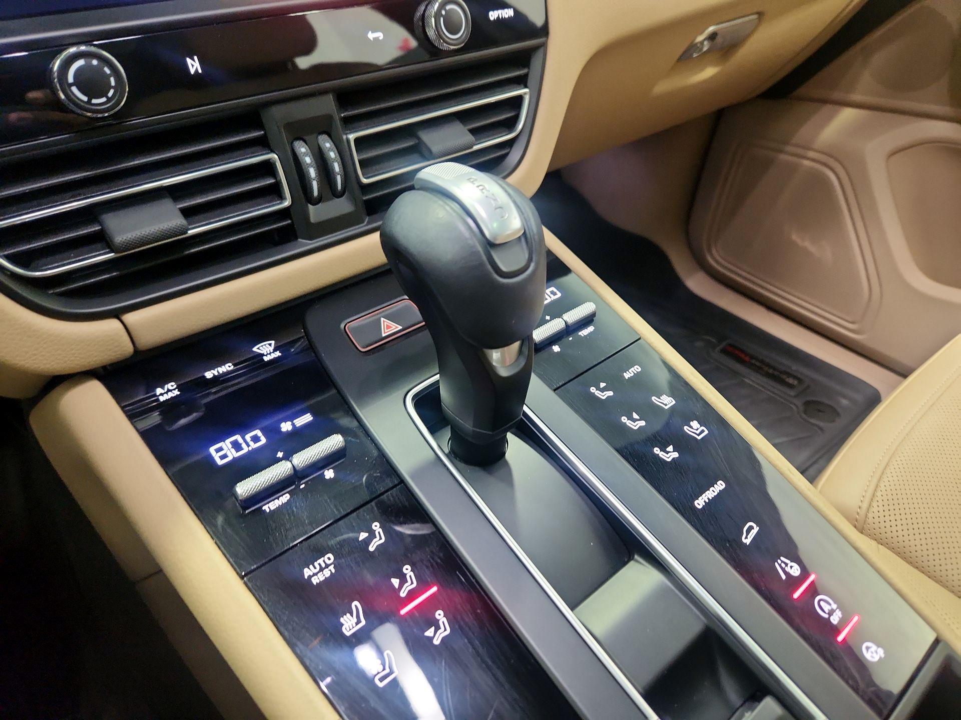 Thumbnail: 2023 Porsche Macan - 18