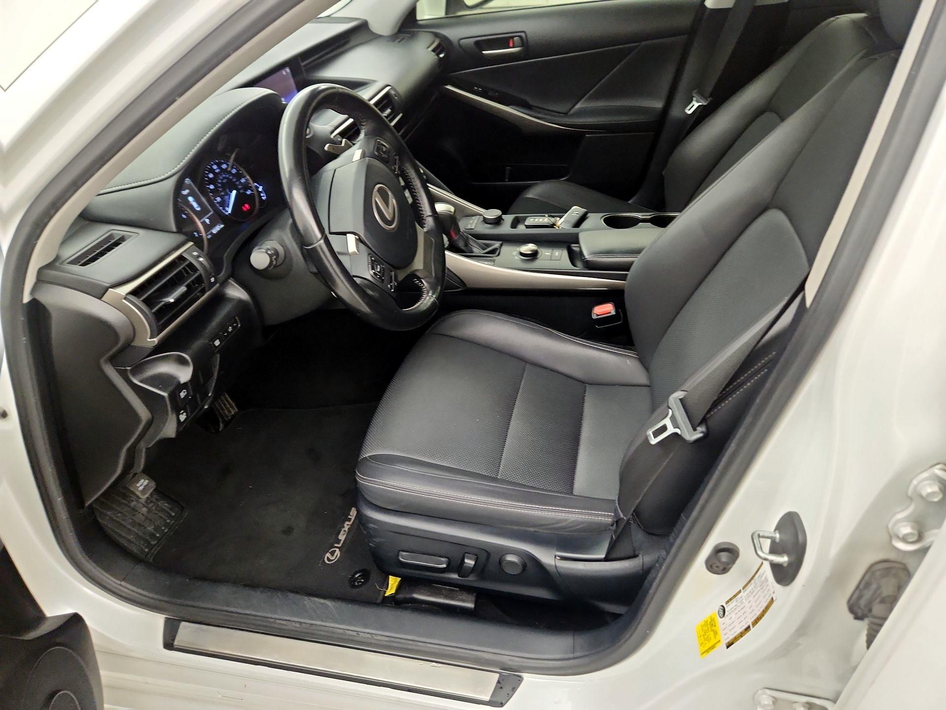 Thumbnail: 2019 Lexus IS - 9