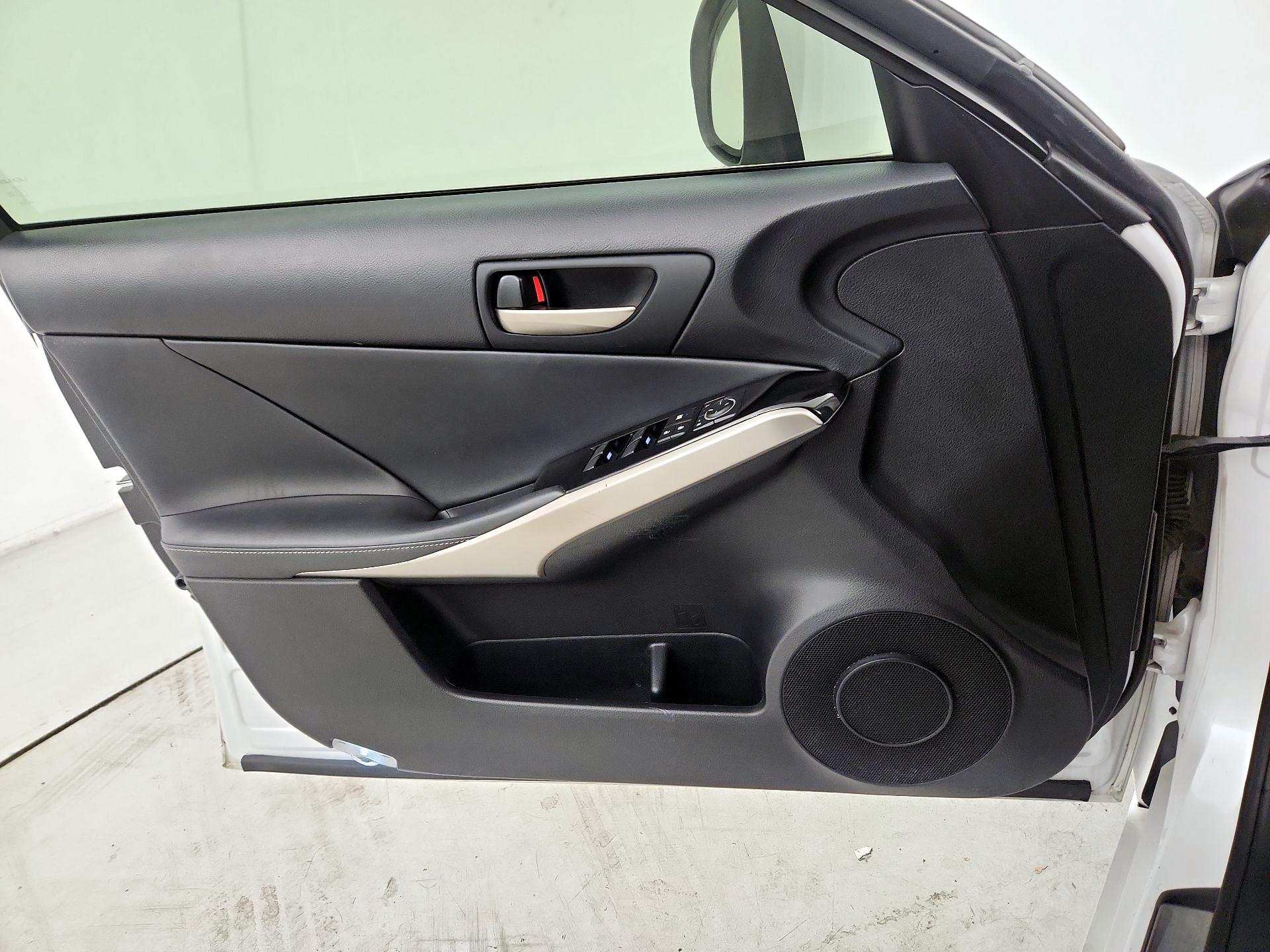 Thumbnail: 2019 Lexus IS - 10