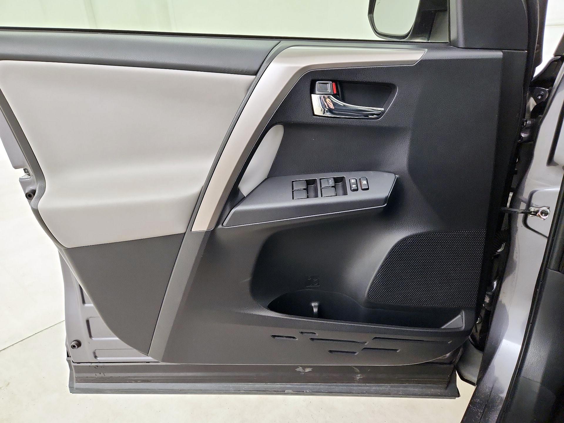 Thumbnail: 2018 Toyota RAV4 - 10