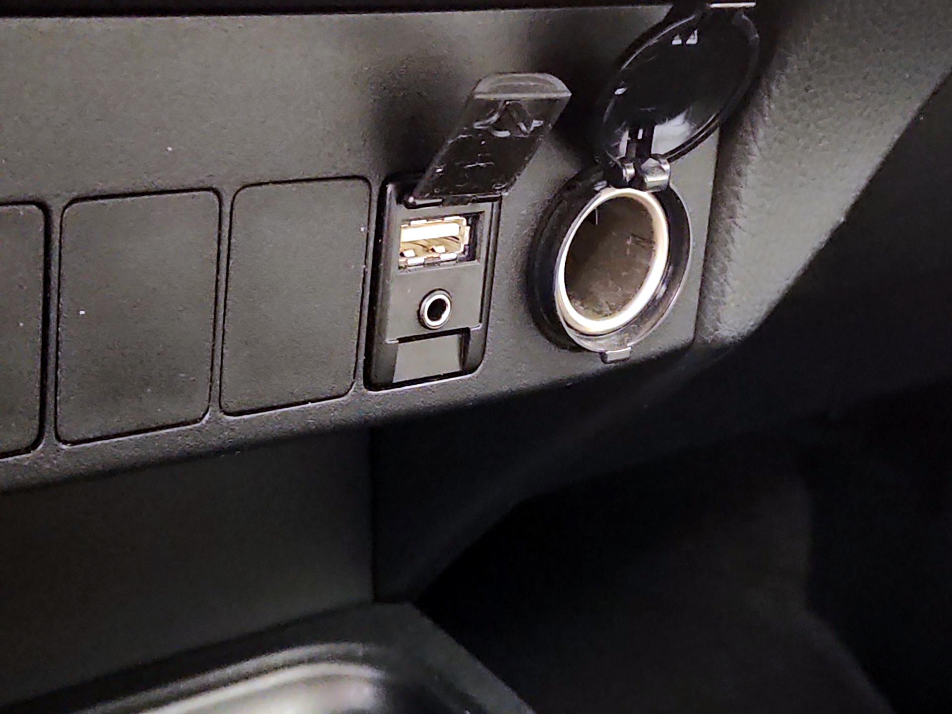 Thumbnail: 2018 Toyota RAV4 - 16