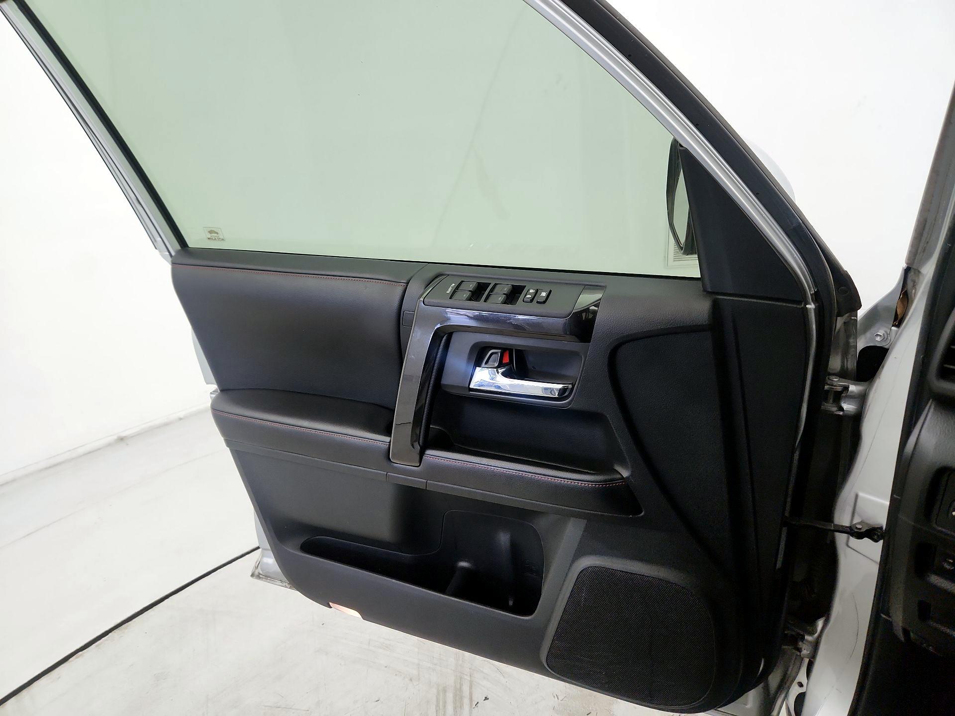 Thumbnail: 2016 Toyota 4Runner - 10