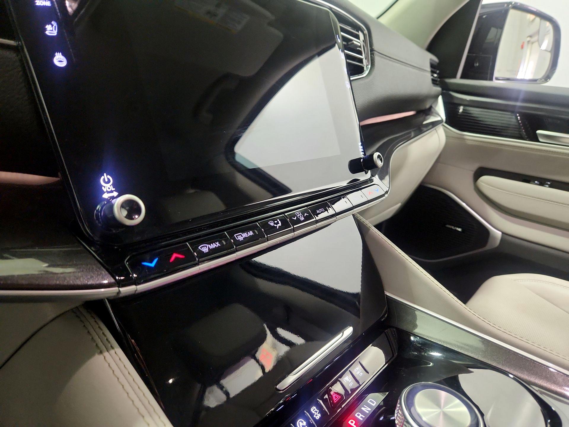 Thumbnail: 2023 Jeep Wagoneer - 17