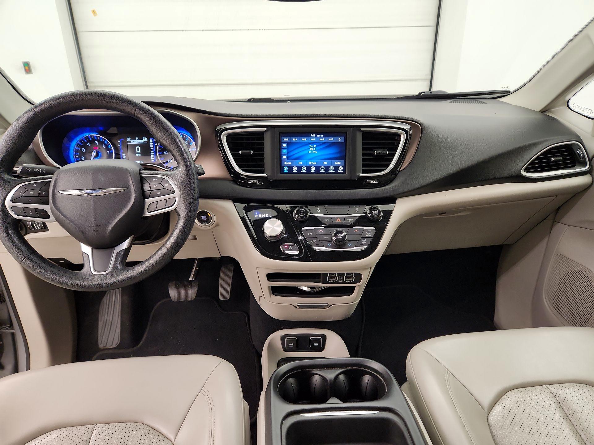 Thumbnail: 2021 Chrysler Voyager - 9