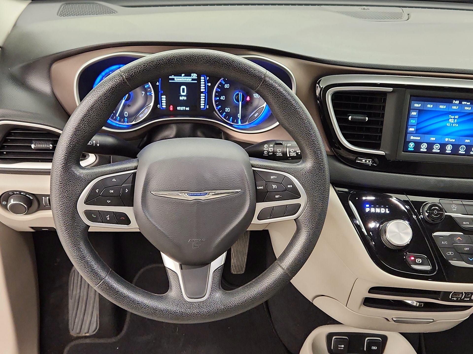 Thumbnail: 2021 Chrysler Voyager - 10