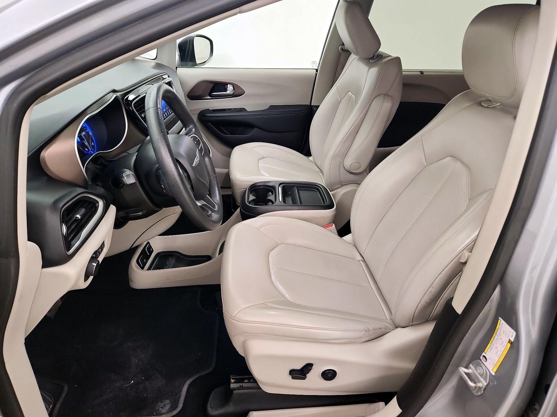 Thumbnail: 2021 Chrysler Voyager - 11