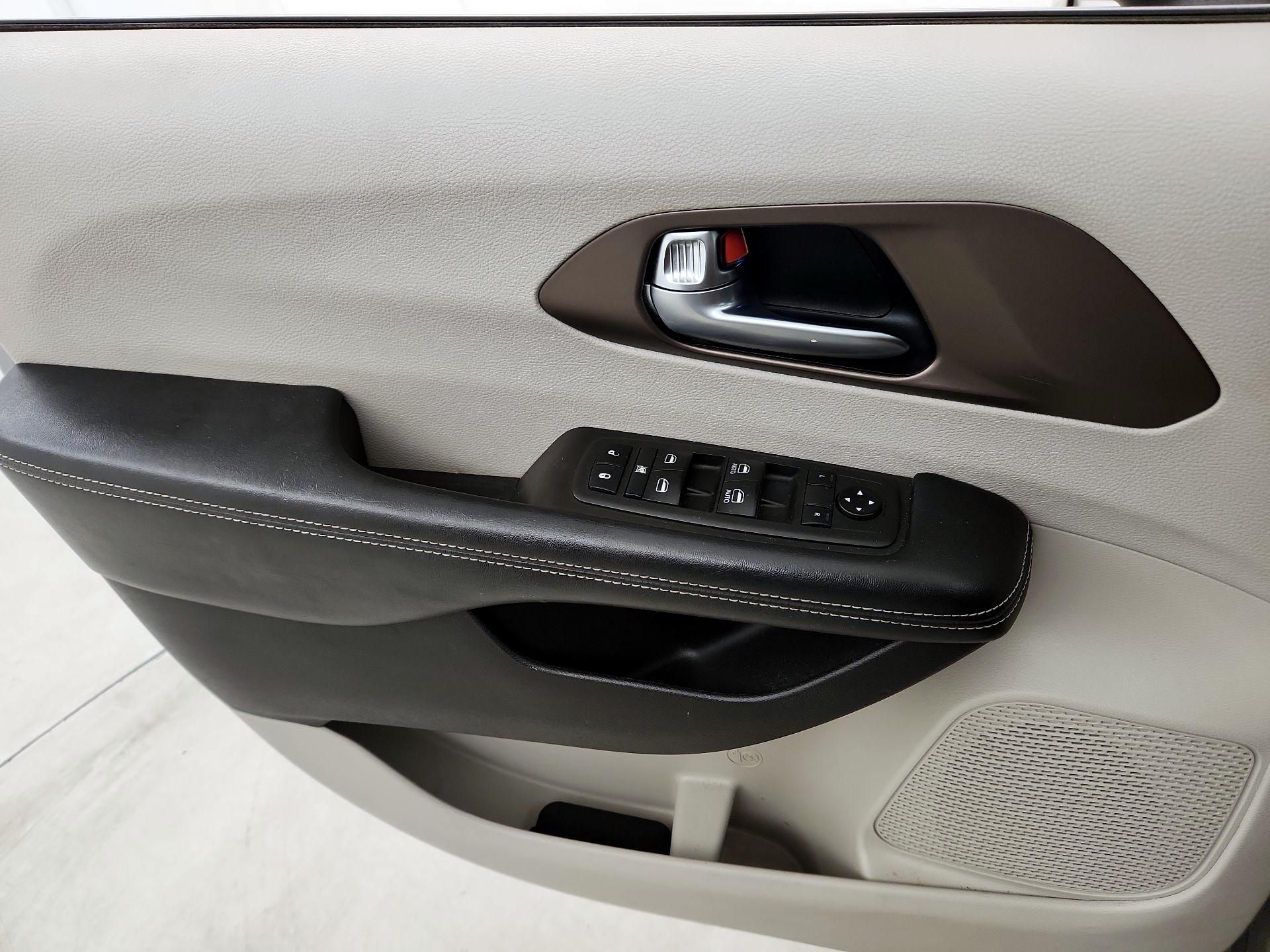 Thumbnail: 2021 Chrysler Voyager - 12