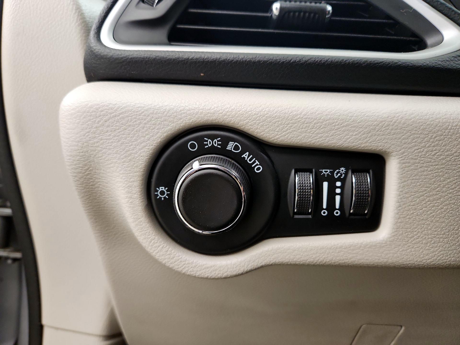 Thumbnail: 2021 Chrysler Voyager - 13