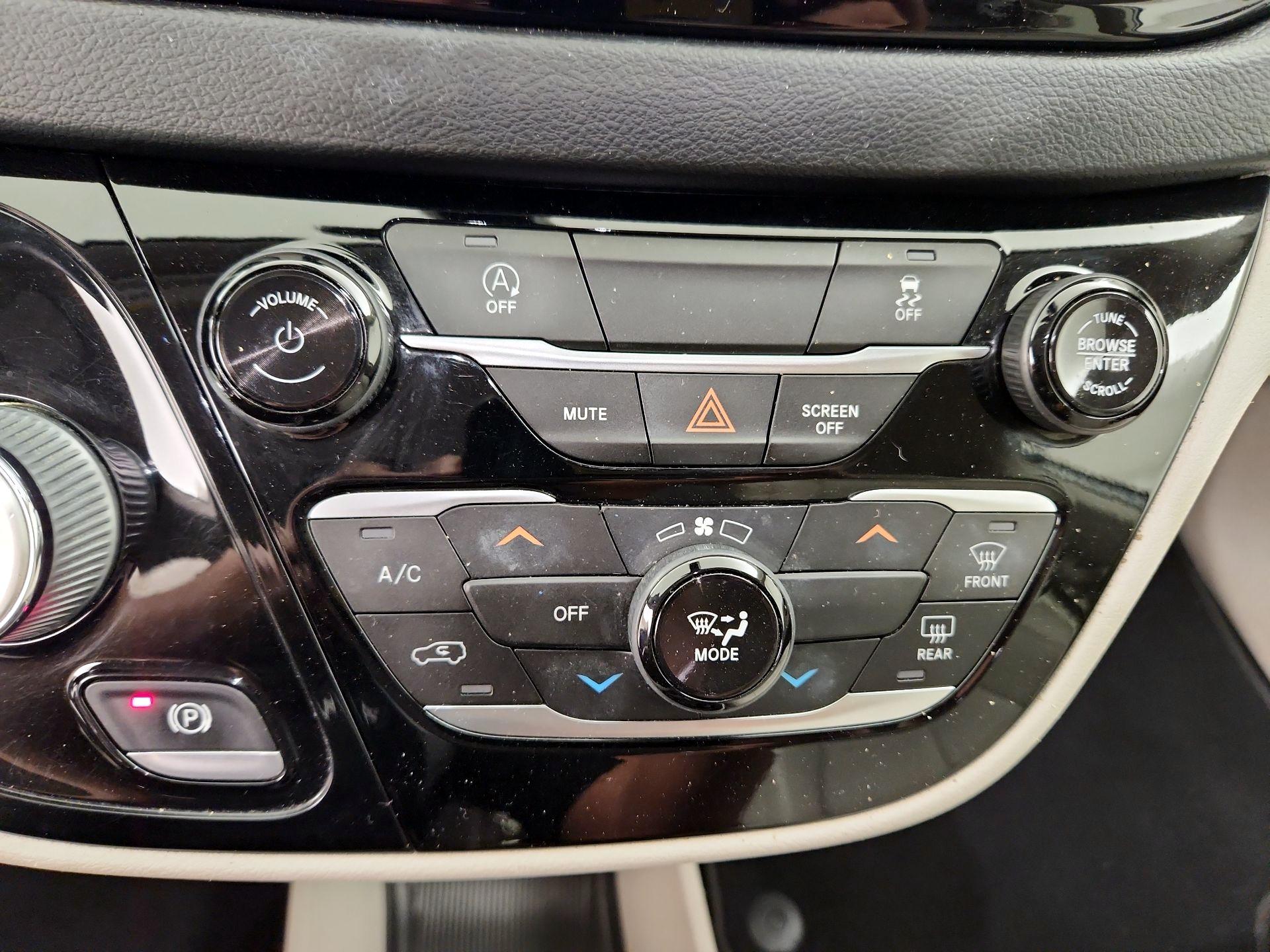 Thumbnail: 2021 Chrysler Voyager - 16