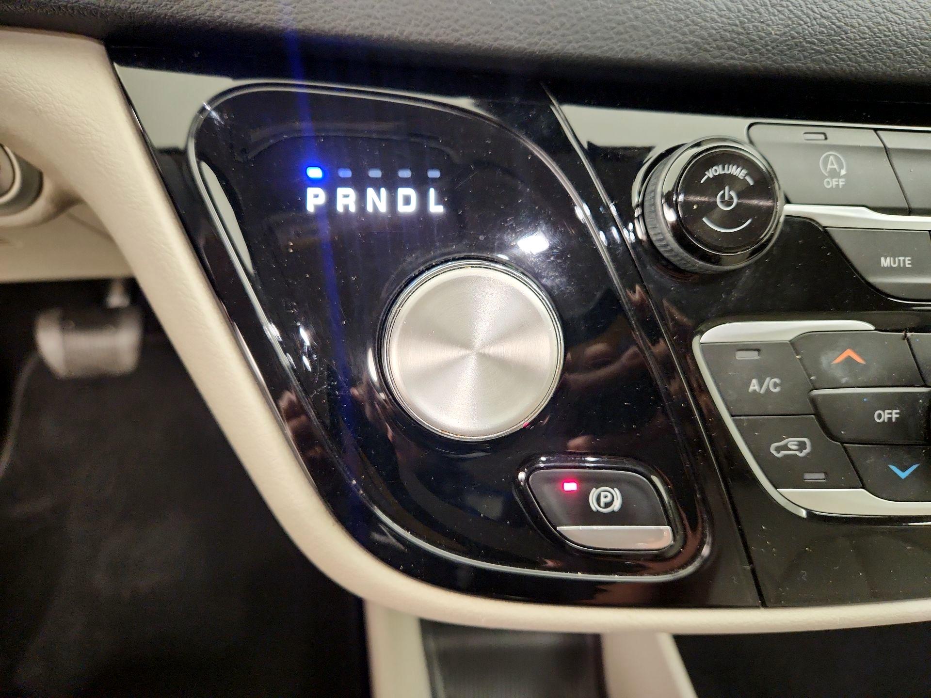 Thumbnail: 2021 Chrysler Voyager - 17