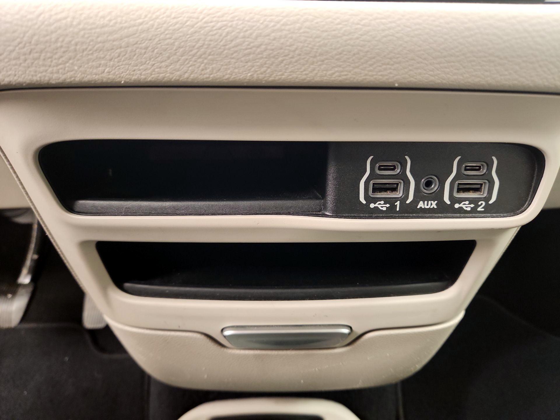 Thumbnail: 2021 Chrysler Voyager - 18