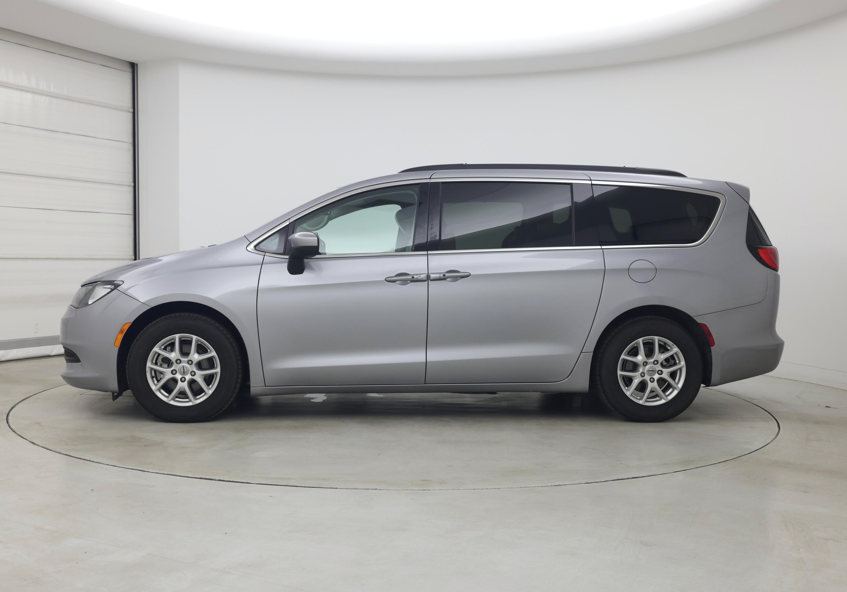 Thumbnail: 2021 Chrysler Voyager - 3