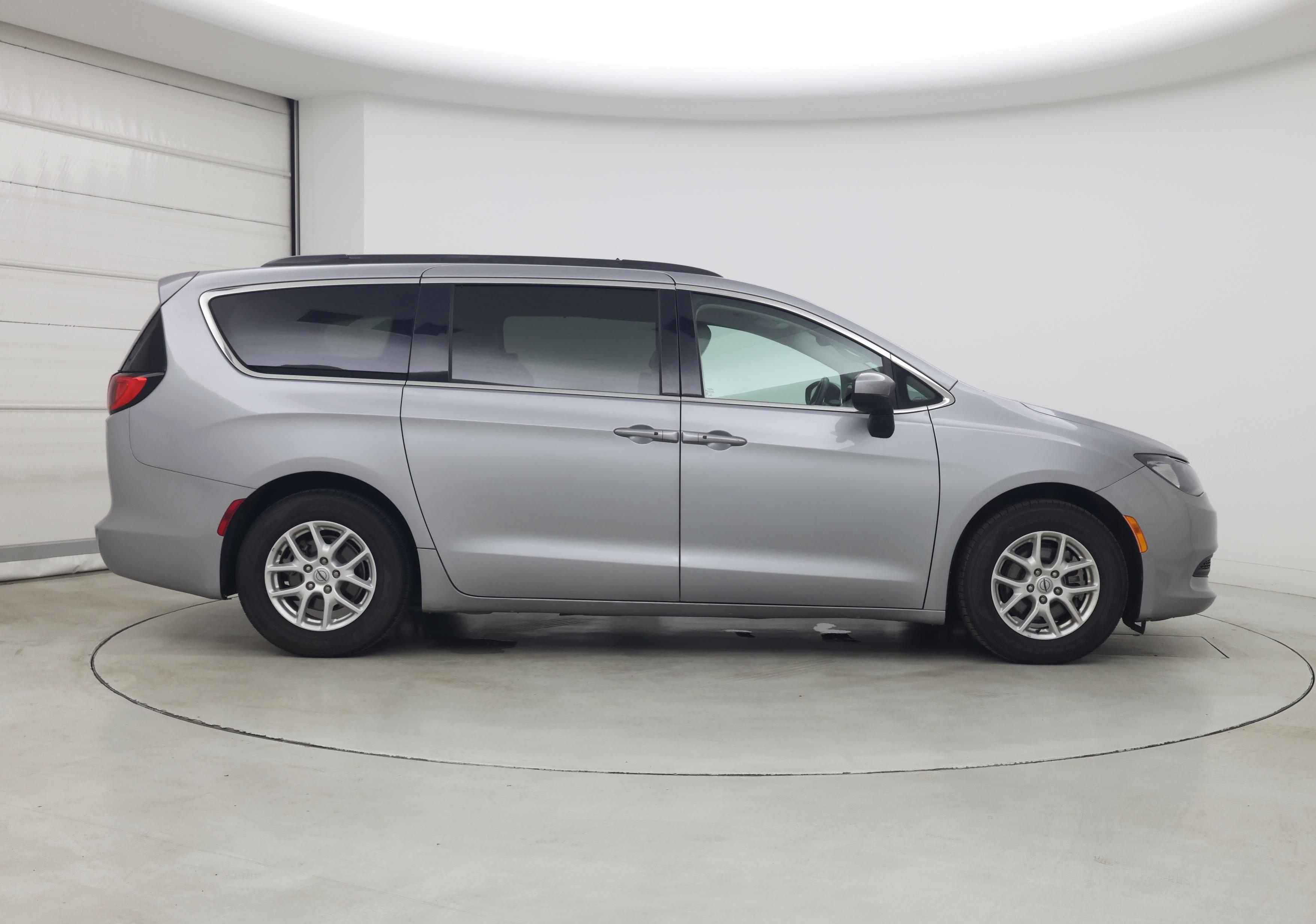 Thumbnail: 2021 Chrysler Voyager - 7