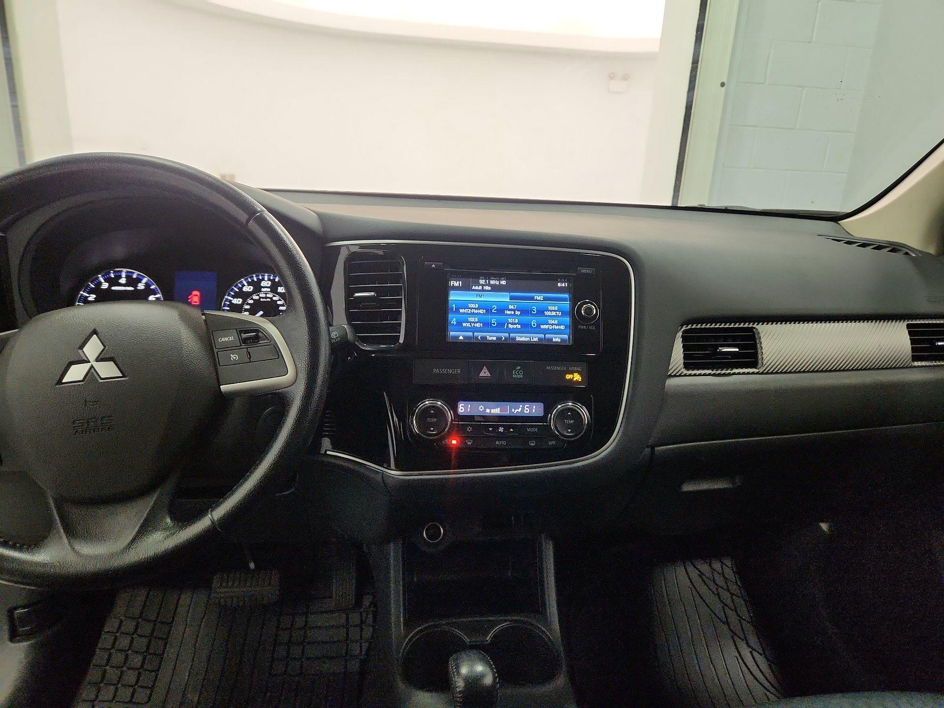 Thumbnail: 2015 Mitsubishi Outlander - 9