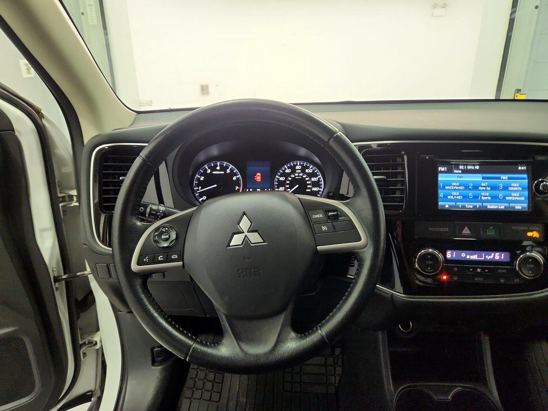 Thumbnail: 2015 Mitsubishi Outlander - 10