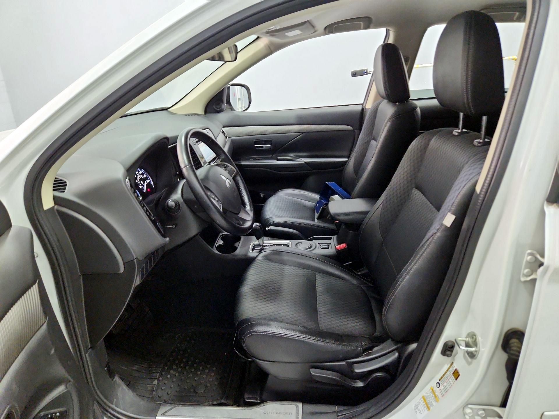 Thumbnail: 2015 Mitsubishi Outlander - 11