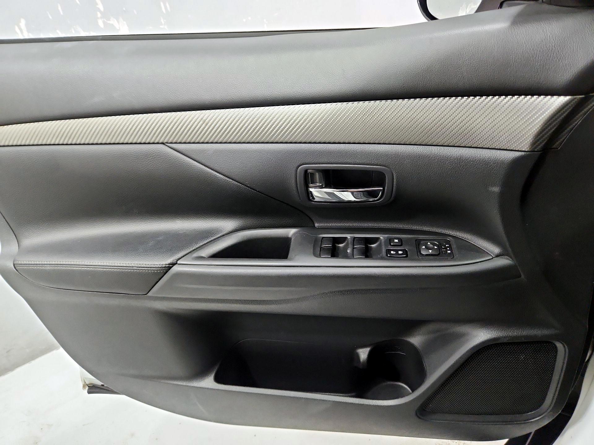 Thumbnail: 2015 Mitsubishi Outlander - 12