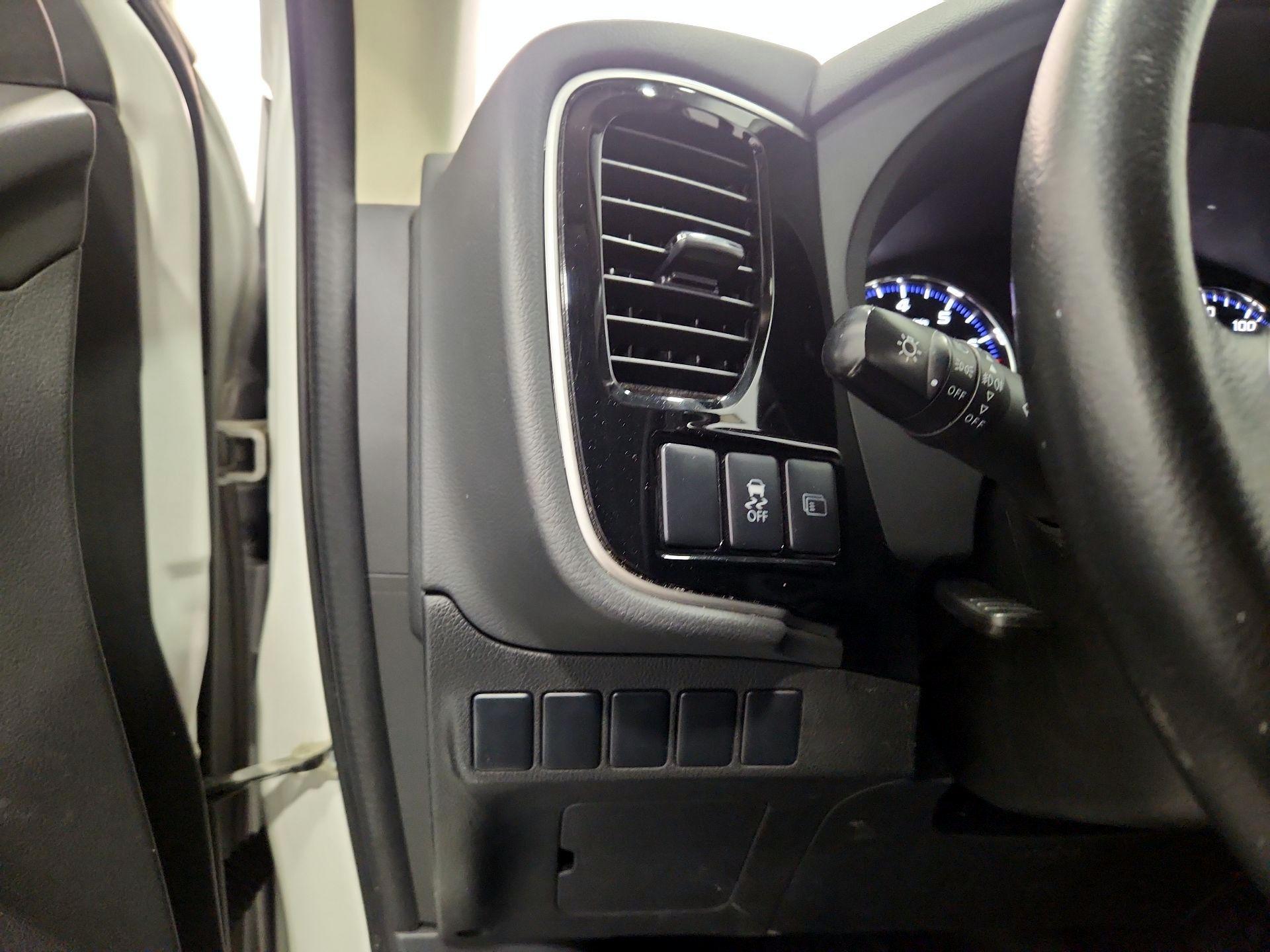 Thumbnail: 2015 Mitsubishi Outlander - 13