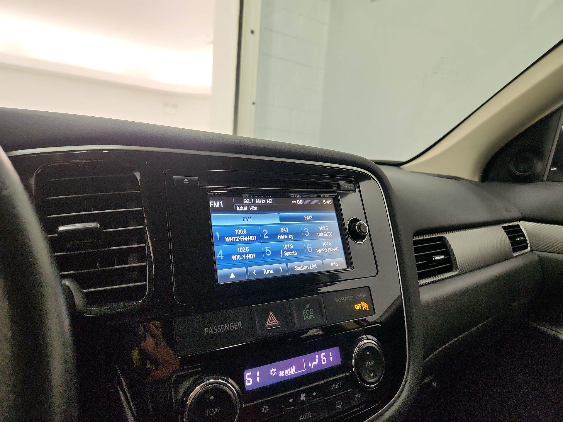 Thumbnail: 2015 Mitsubishi Outlander - 15