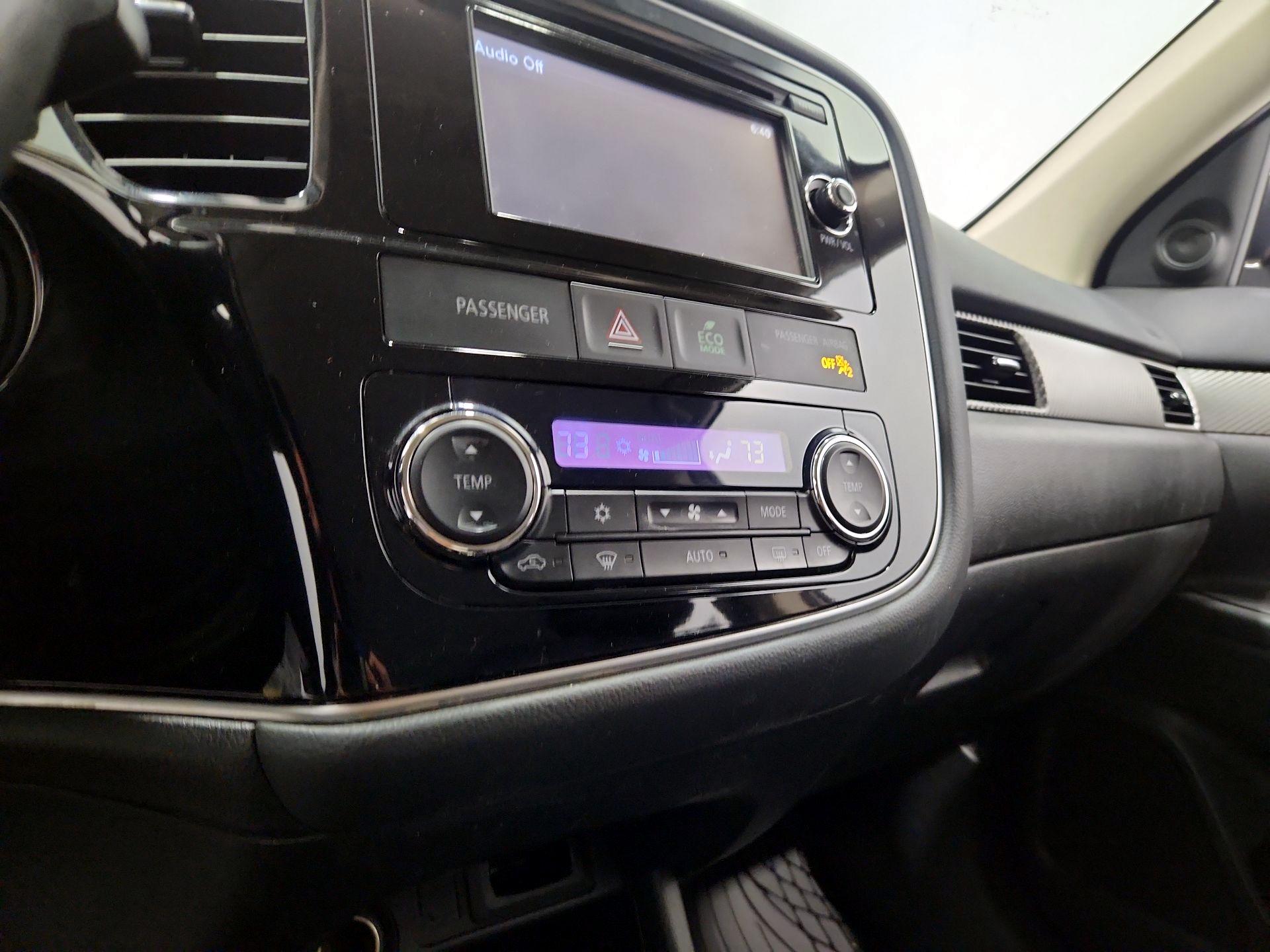 Thumbnail: 2015 Mitsubishi Outlander - 16