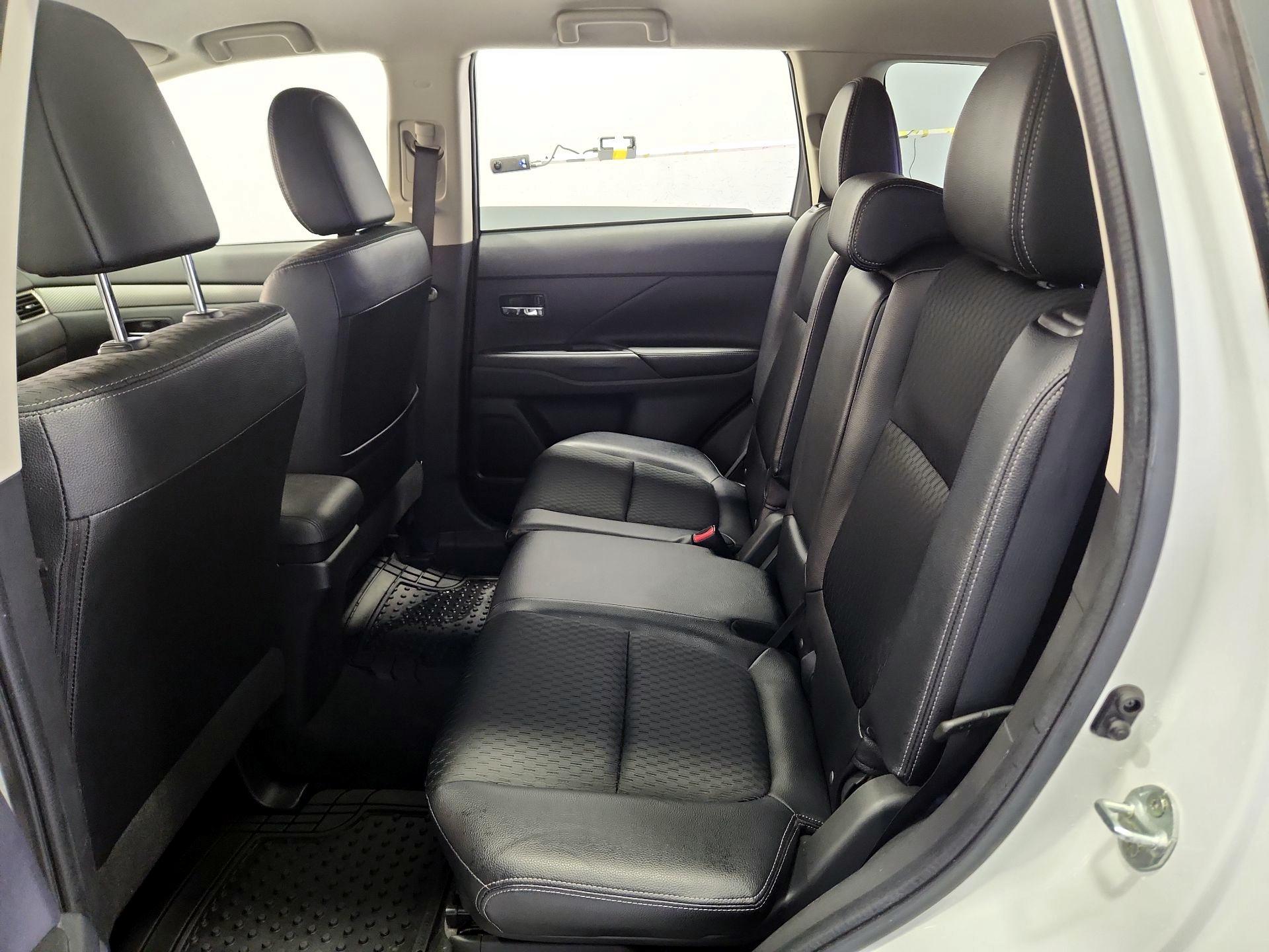 Thumbnail: 2015 Mitsubishi Outlander - 19