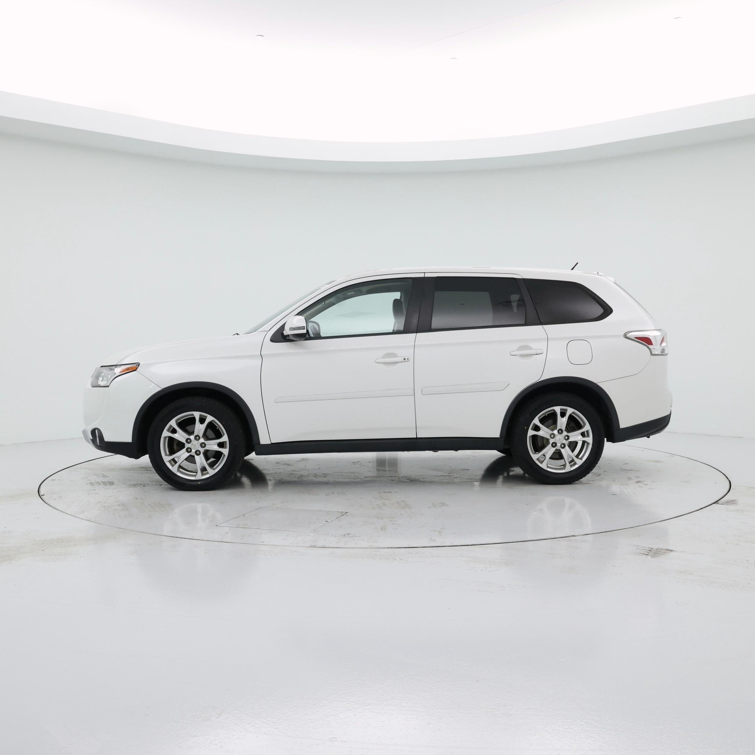 Thumbnail: 2015 Mitsubishi Outlander - 3