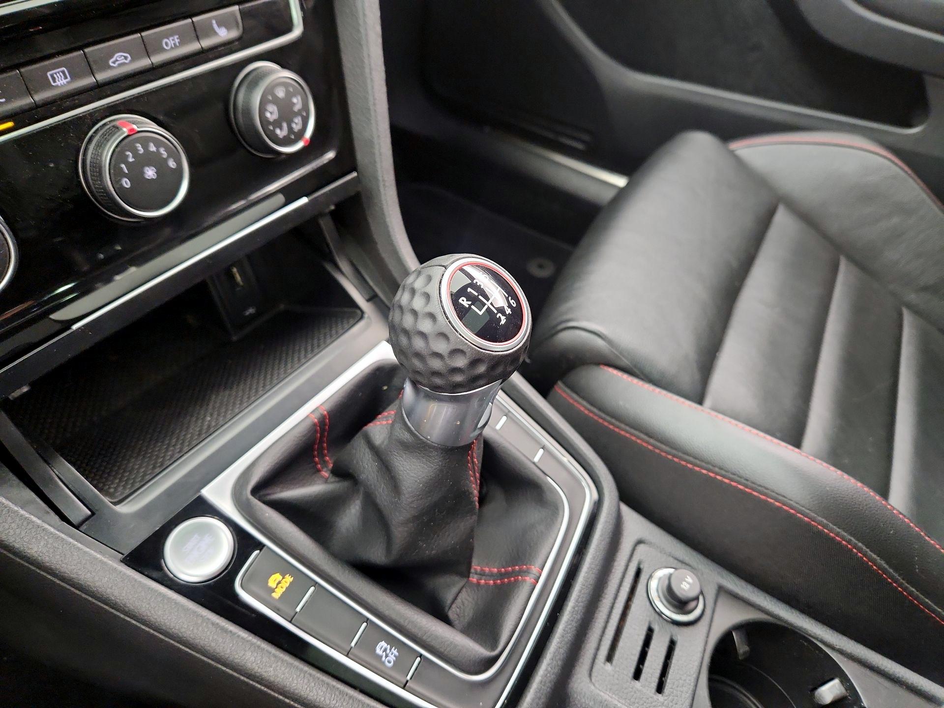 Thumbnail: 2019 Volkswagen Golf - 17