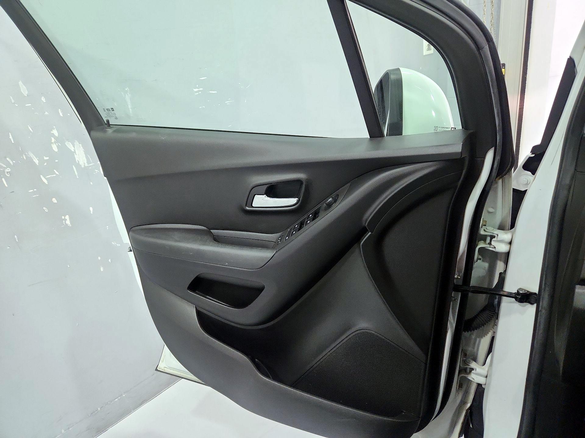 Thumbnail: 2017 Chevrolet Trax - 12