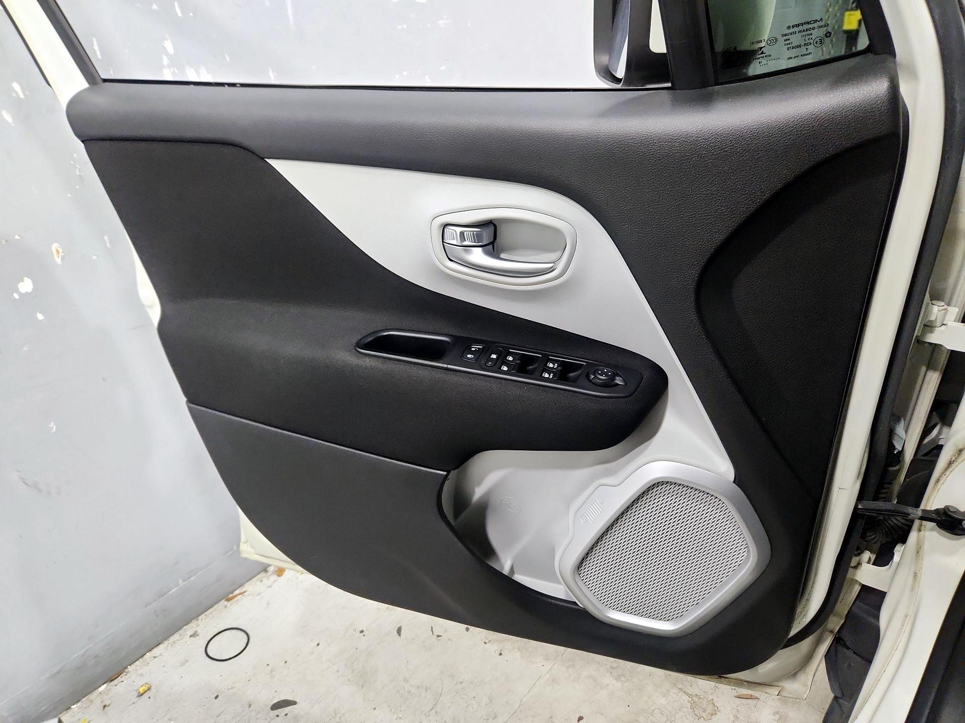 Thumbnail: 2018 Jeep Renegade - 12