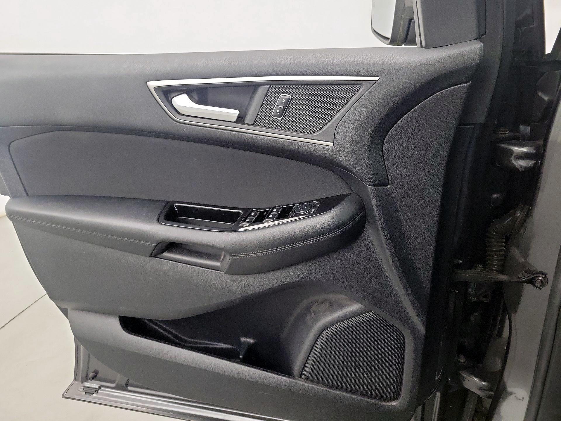 Thumbnail: 2016 Ford Edge - 10