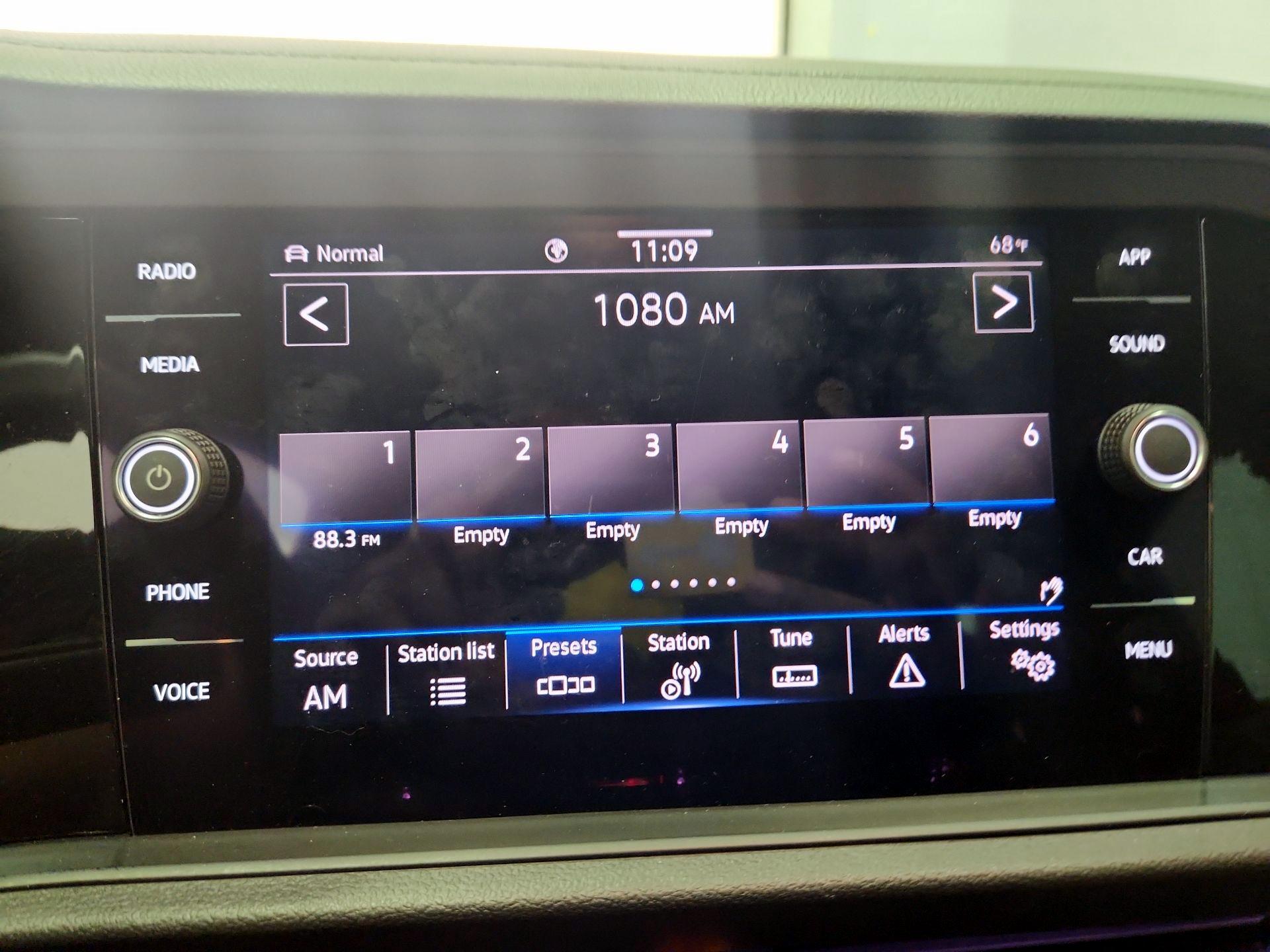 Thumbnail: 2021 Volkswagen Jetta - 14