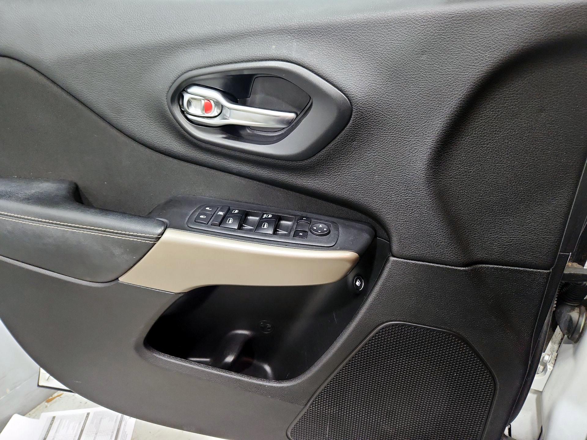 Thumbnail: 2018 Jeep Cherokee - 12