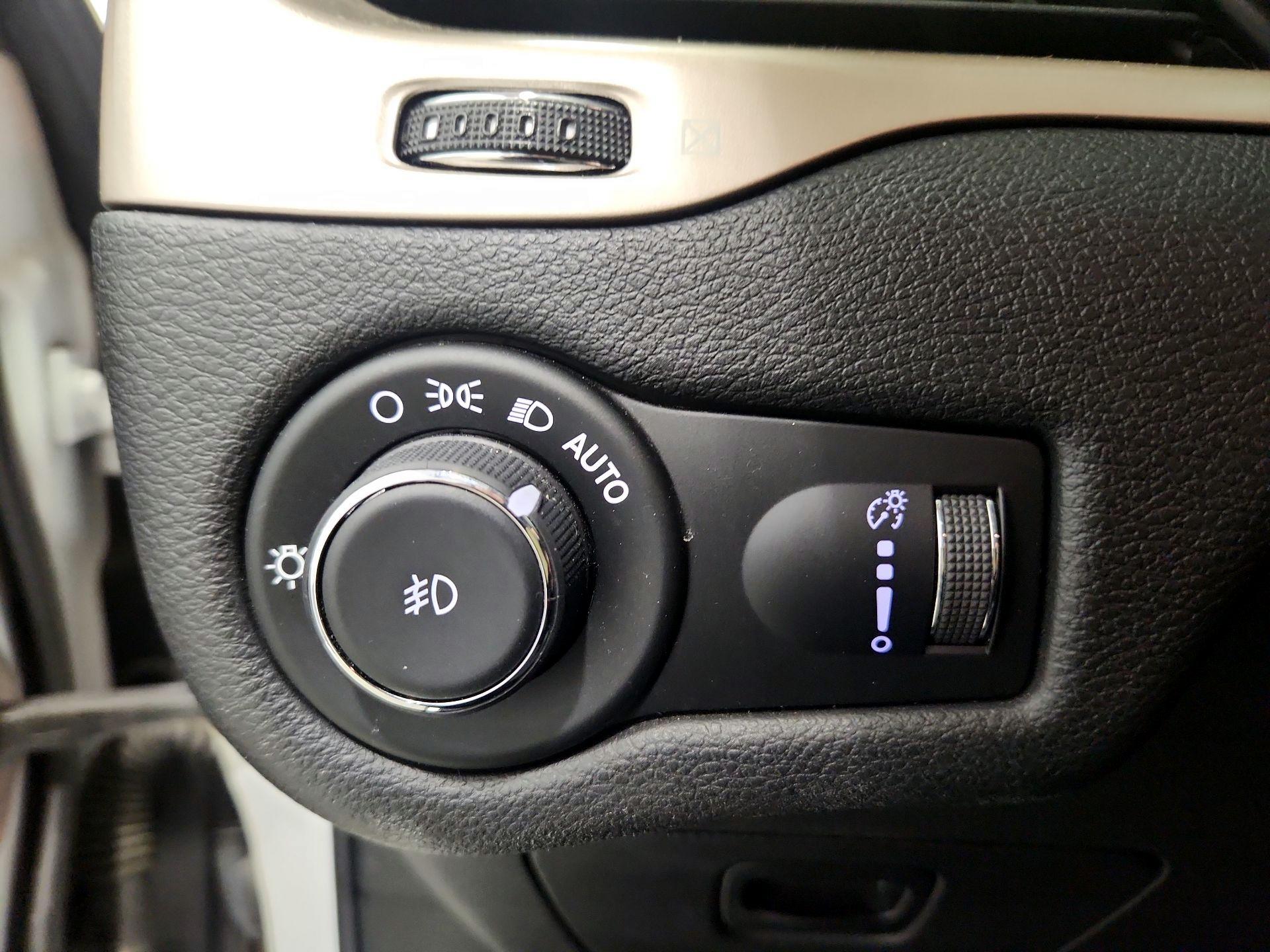 Thumbnail: 2018 Jeep Cherokee - 13