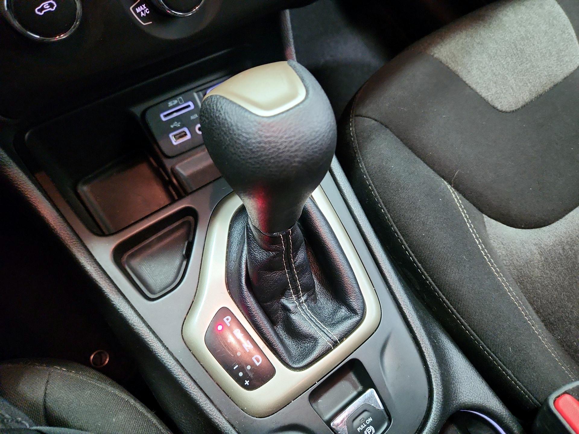 Thumbnail: 2018 Jeep Cherokee - 17