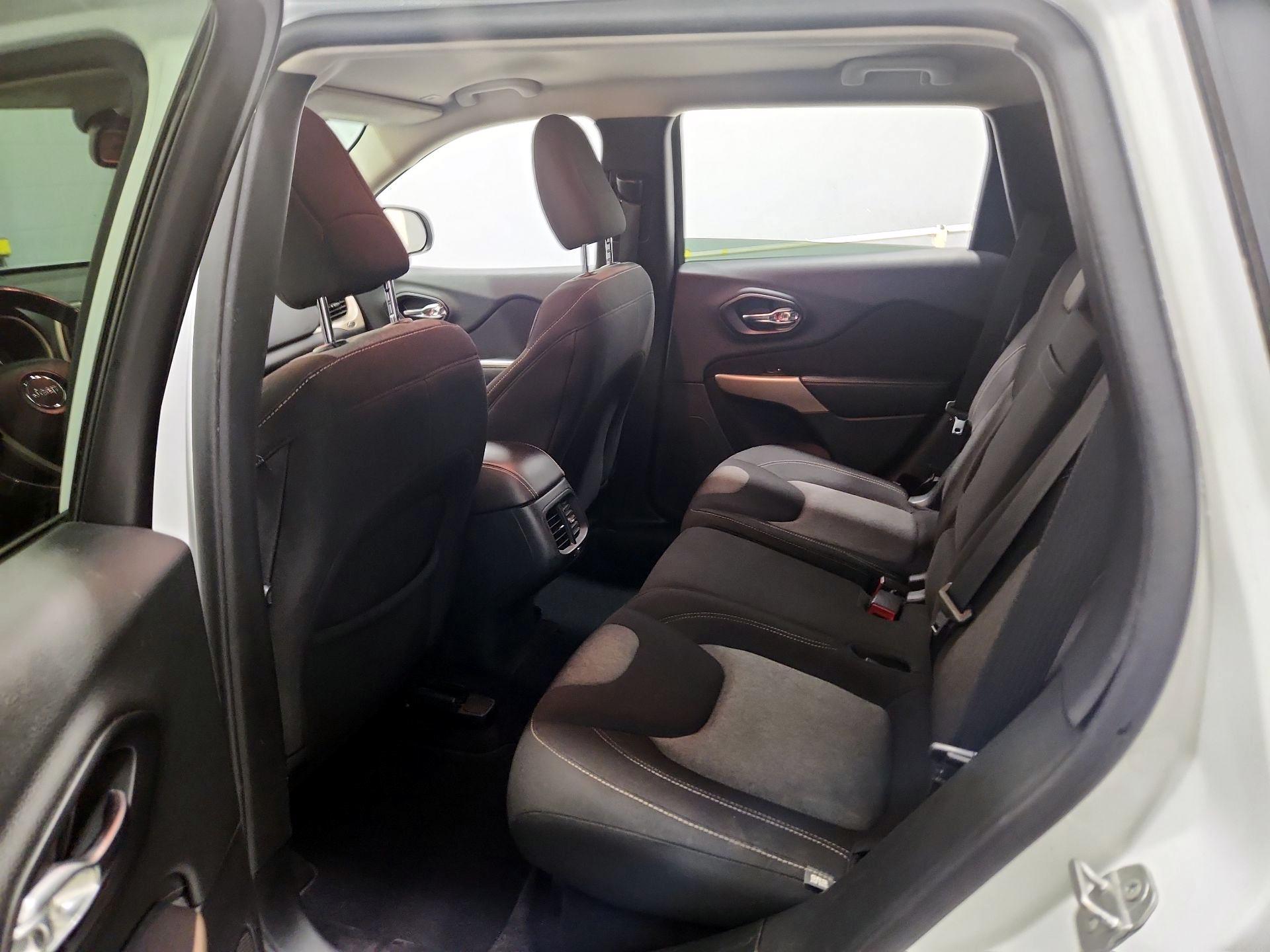 Thumbnail: 2018 Jeep Cherokee - 19