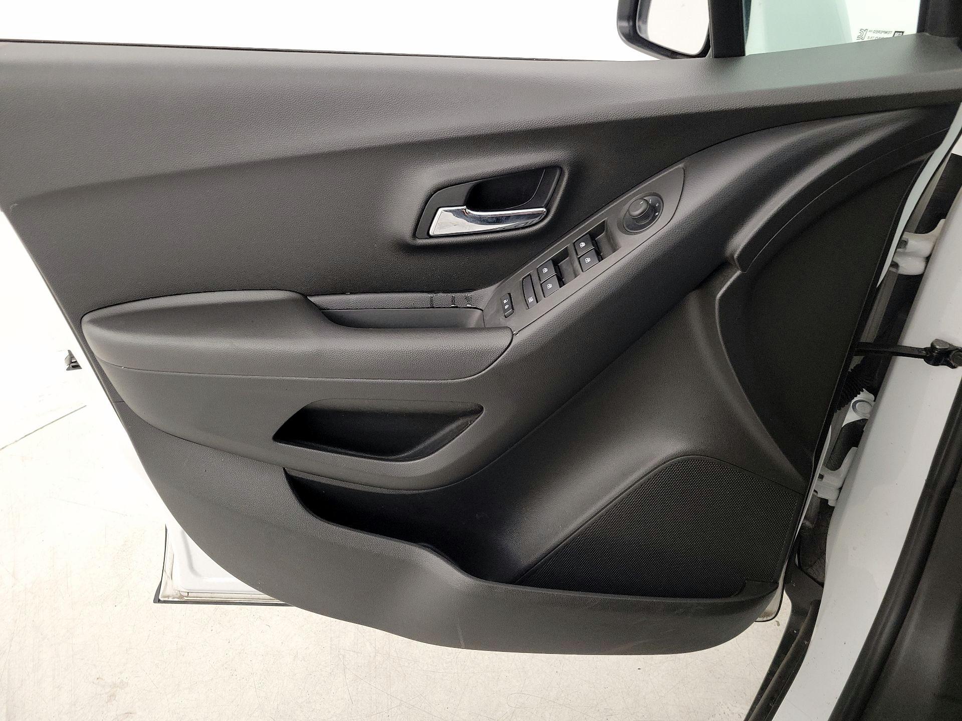 Thumbnail: 2017 Chevrolet Trax - 12