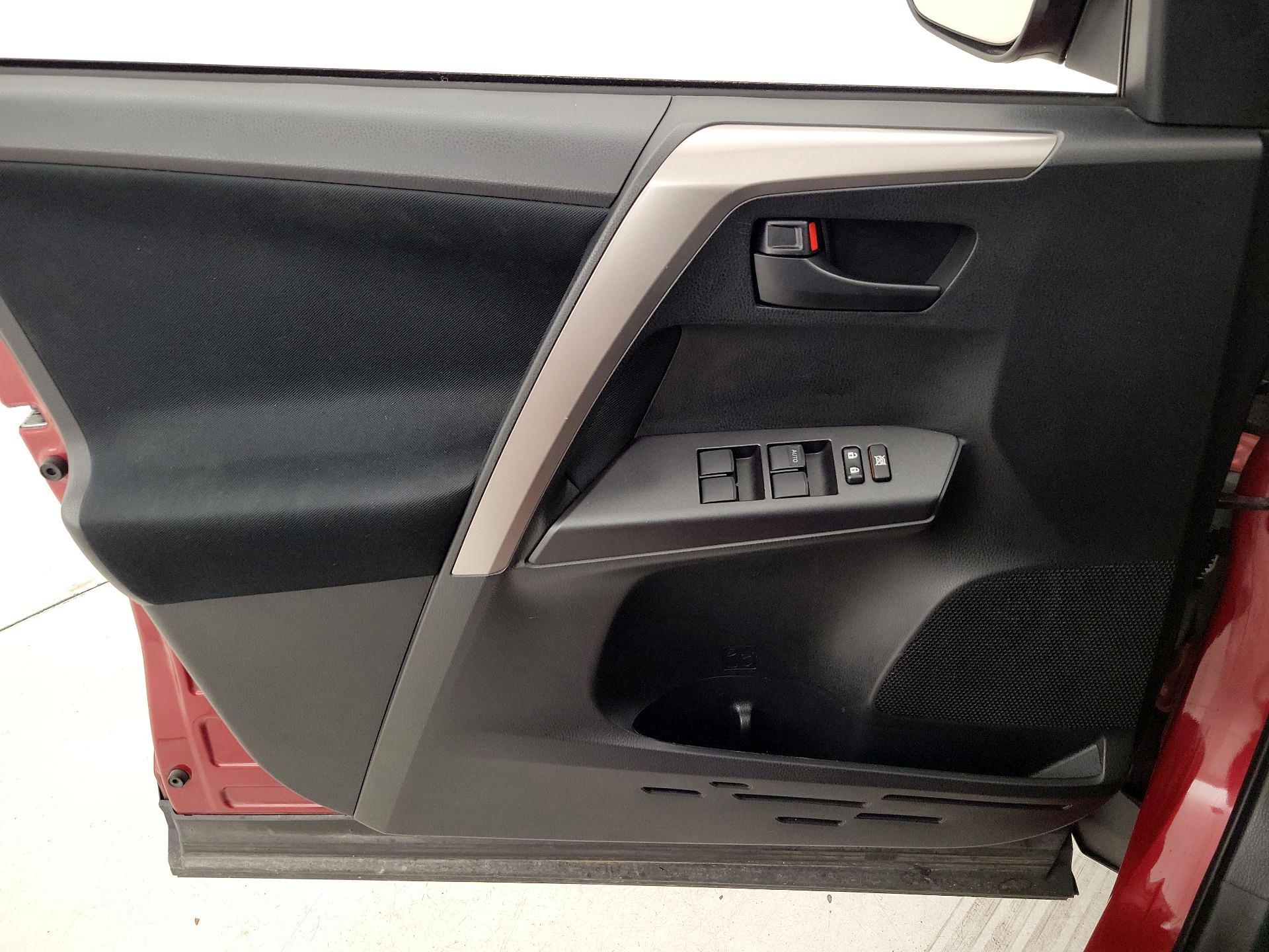 Thumbnail: 2018 Toyota RAV4 - 12