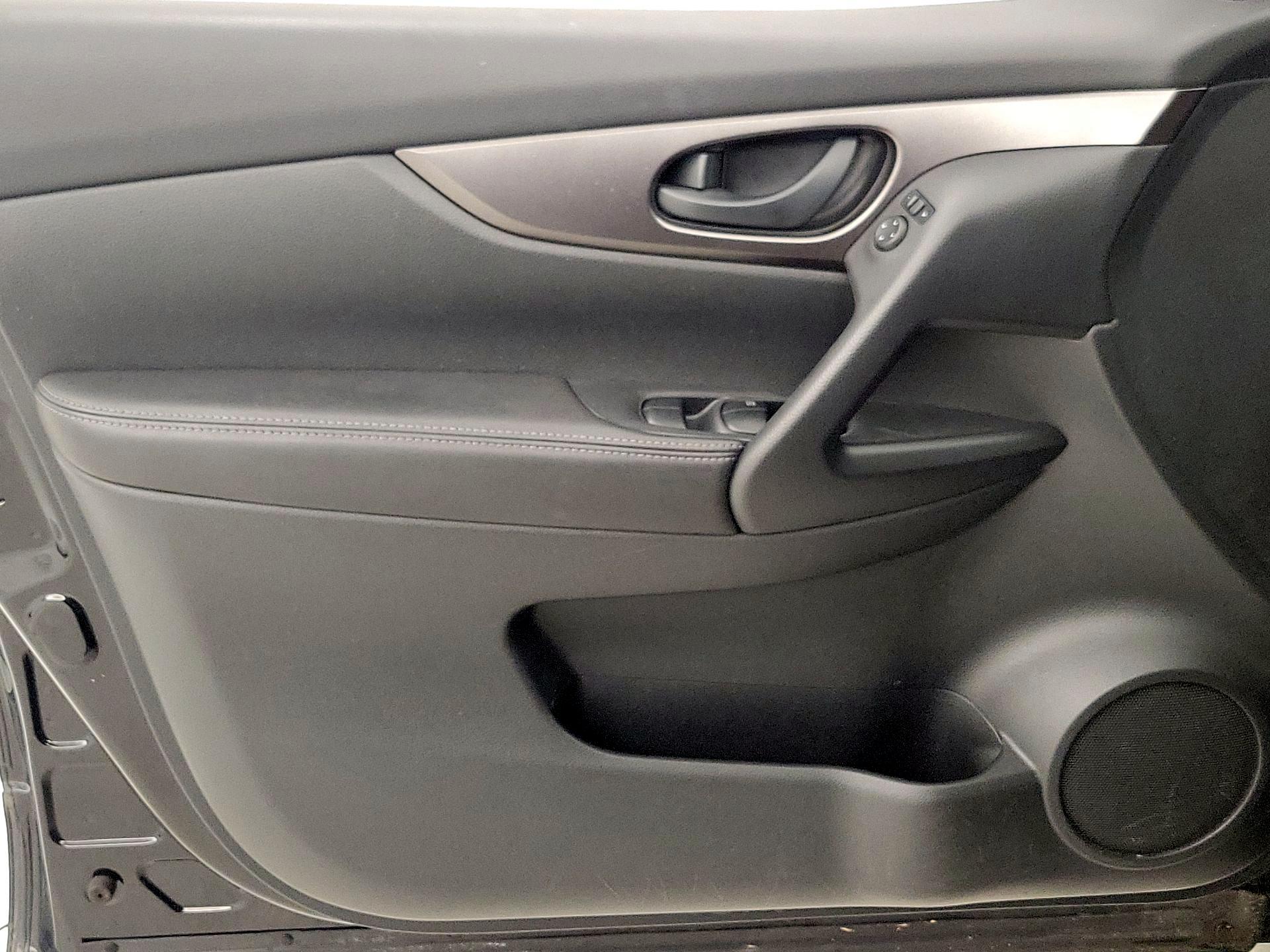 Thumbnail: 2017 Nissan Rogue Sport - 12