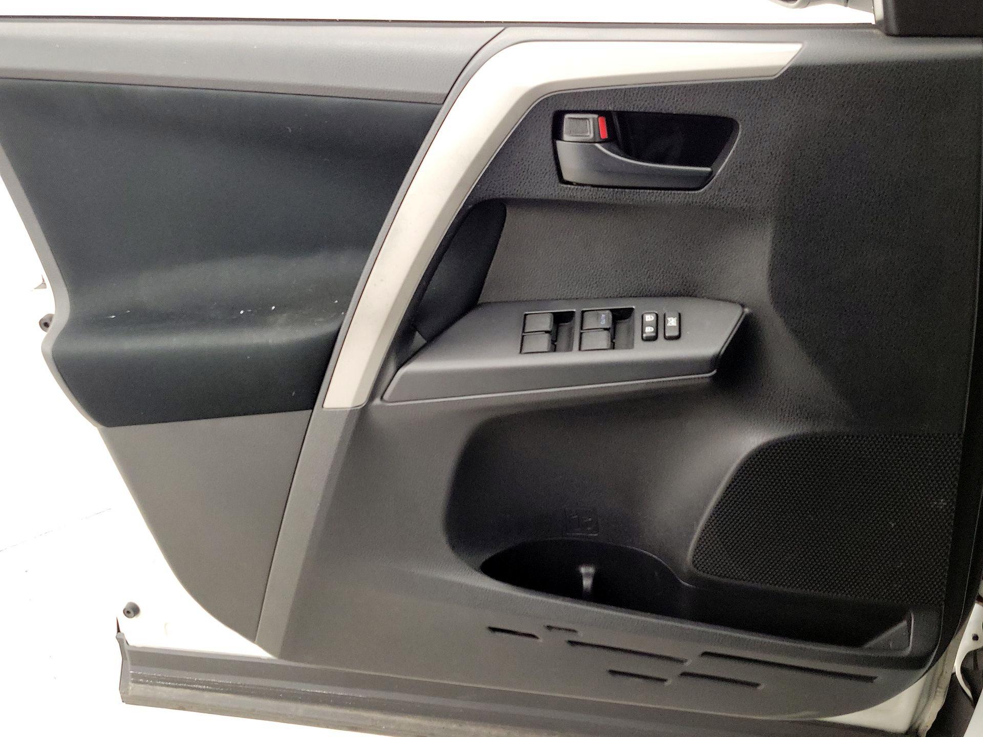 Thumbnail: 2016 Toyota RAV4 - 12