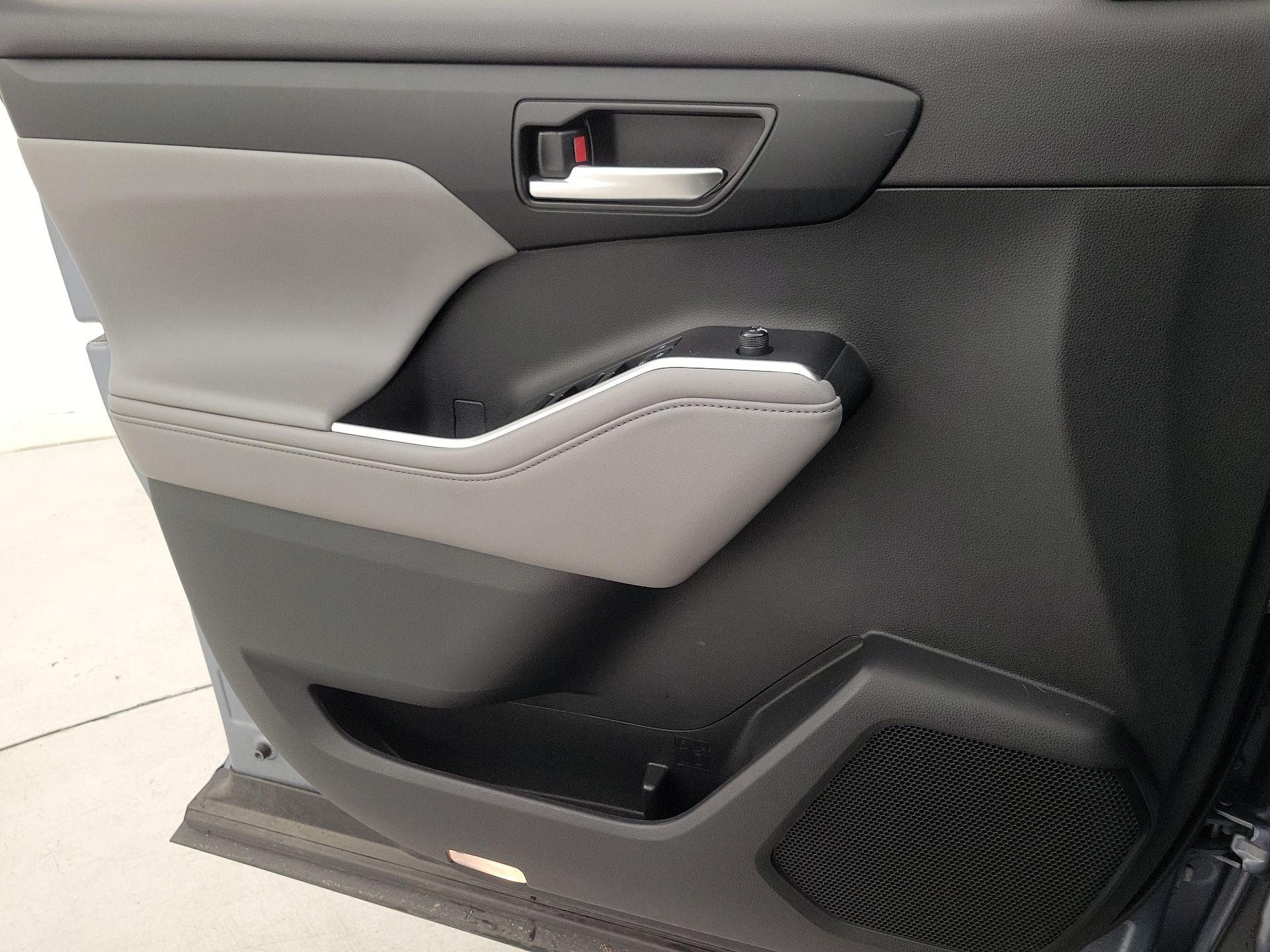 Thumbnail: 2020 Toyota Highlander - 12