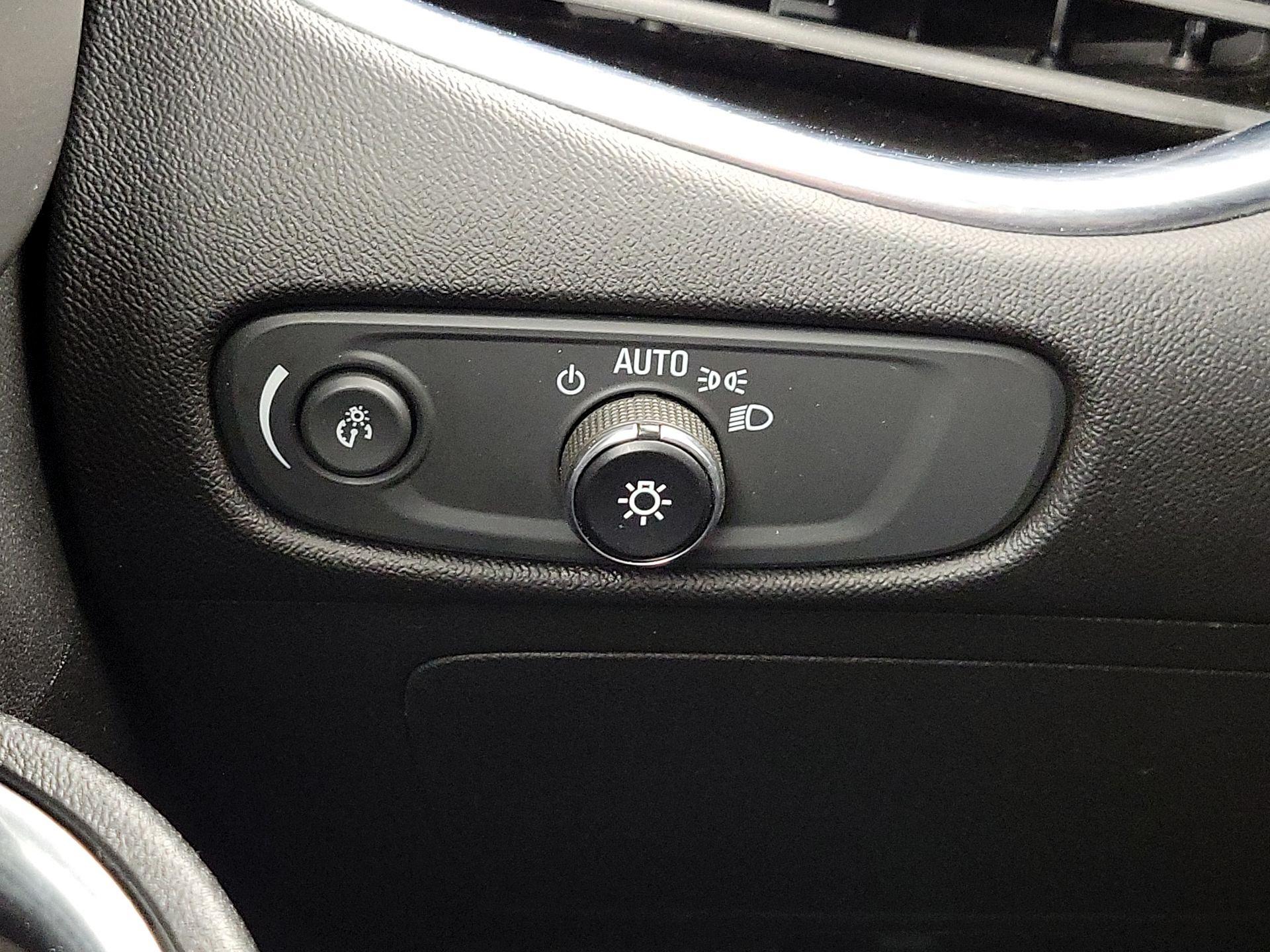 Thumbnail: 2019 Chevrolet Malibu - 13