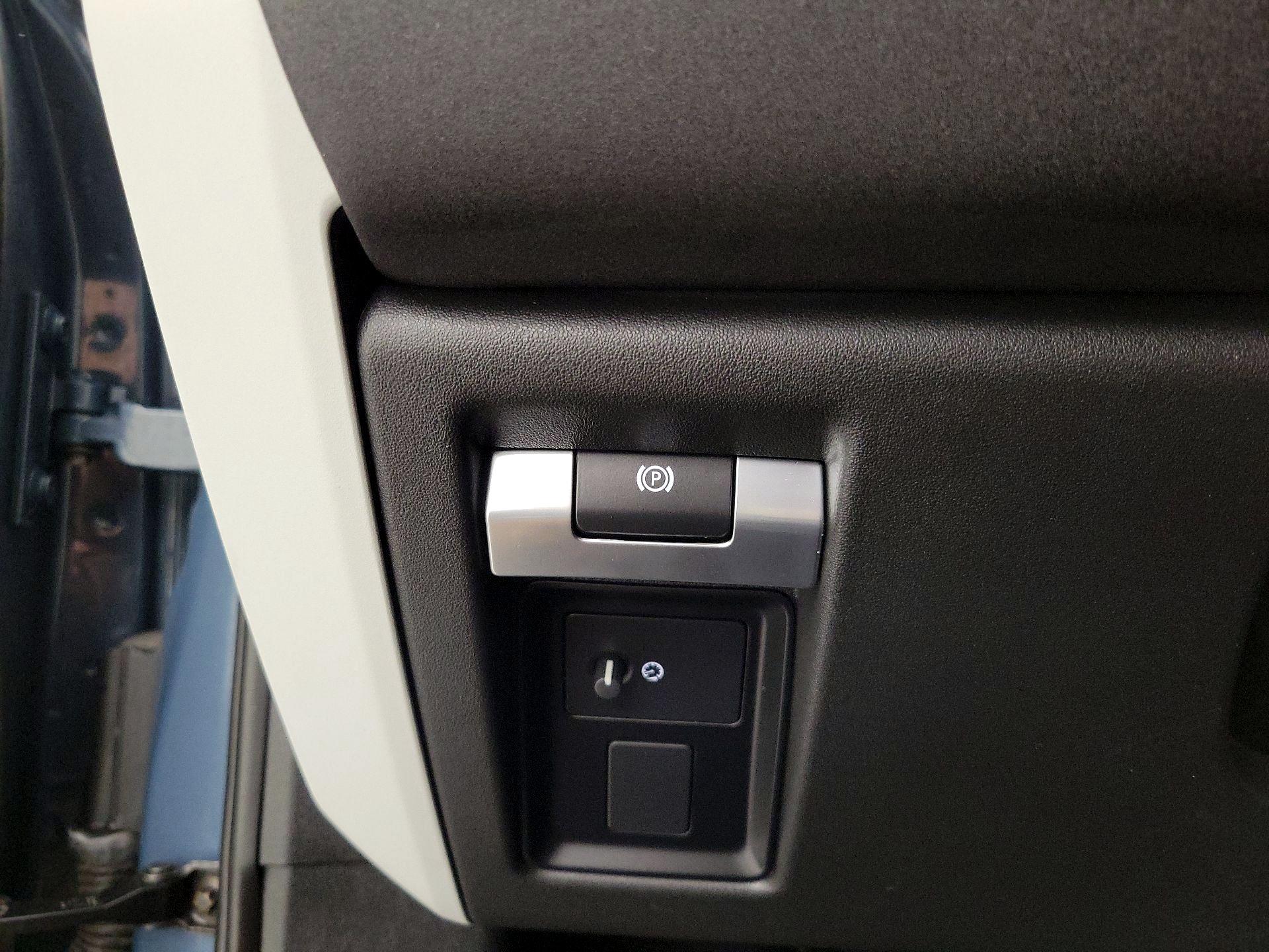 Thumbnail: 2020 Land Rover Defender - 13