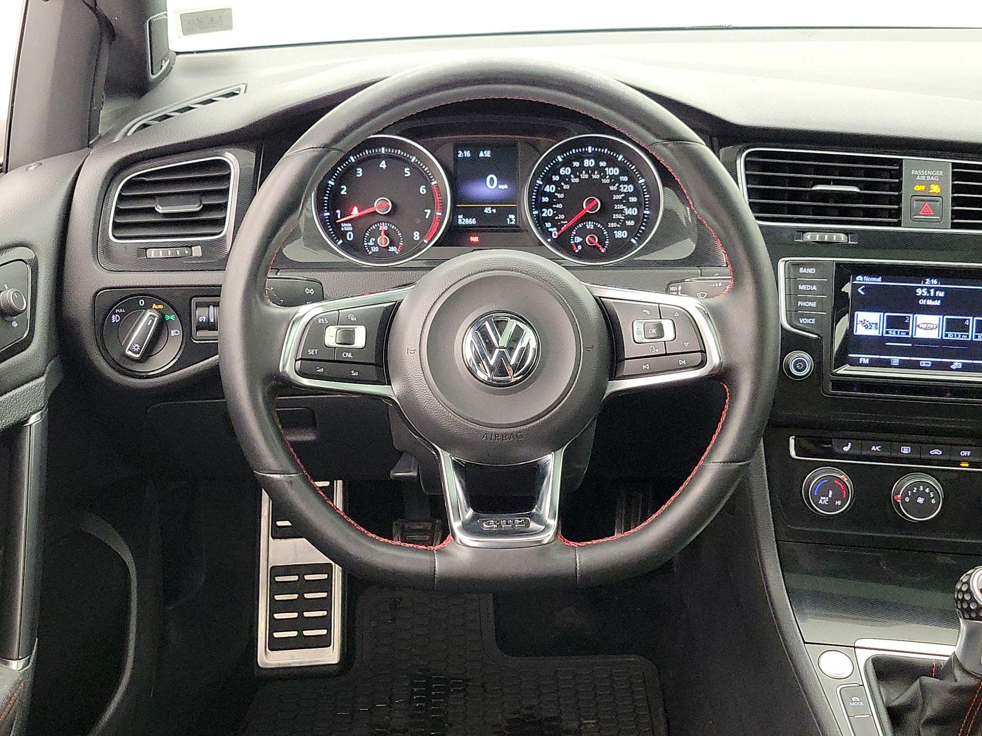 Thumbnail: 2015 Volkswagen Golf - 10