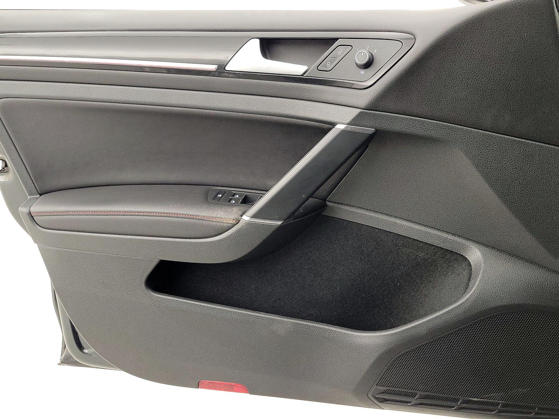 Thumbnail: 2015 Volkswagen Golf - 12